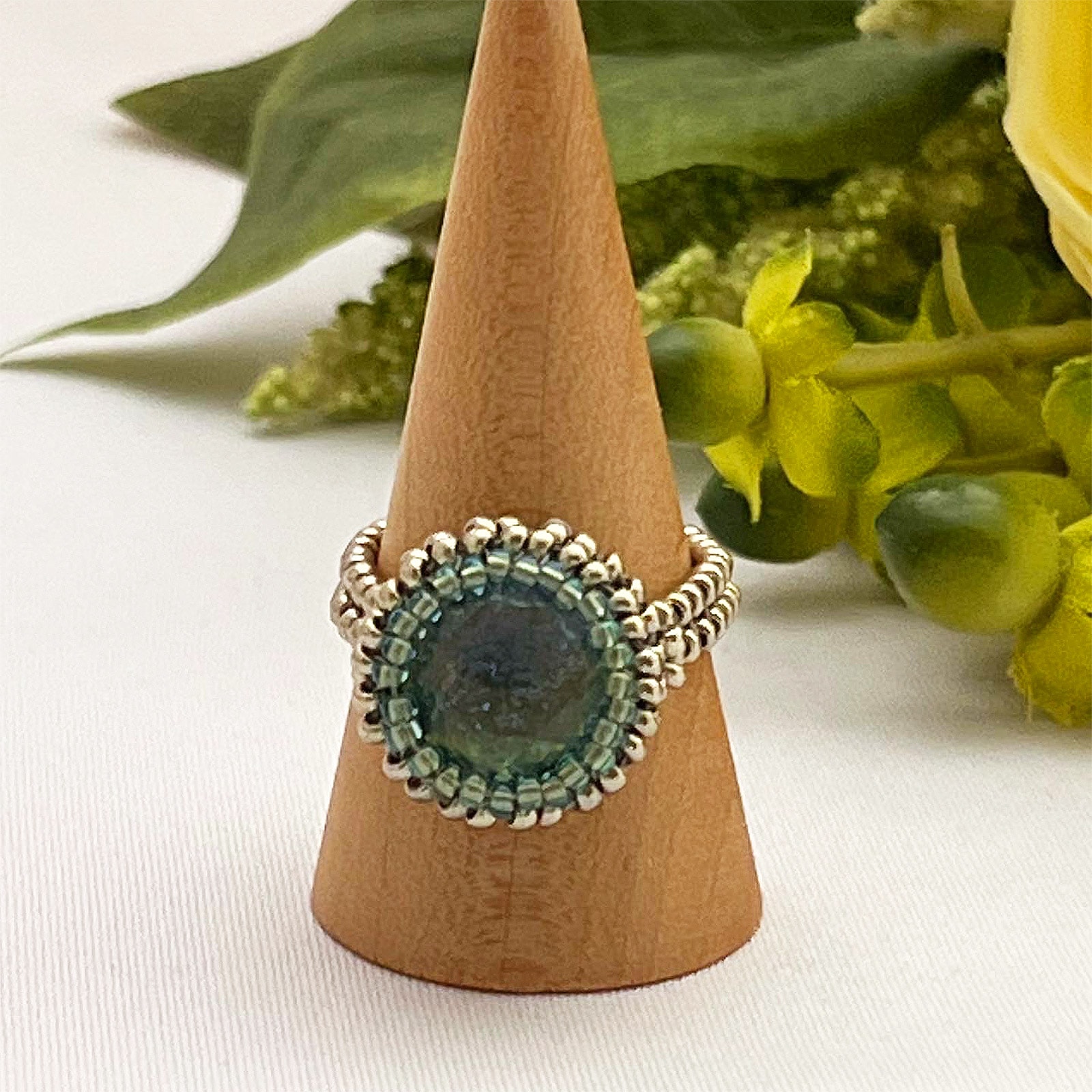 ビーズステッチで編むヴィンテージチェコガラスのリング グリーン