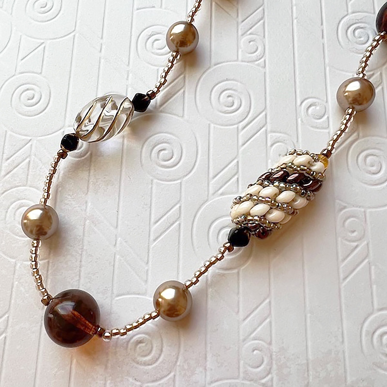 マルチホールビーズで編むロングネックレスコニャック