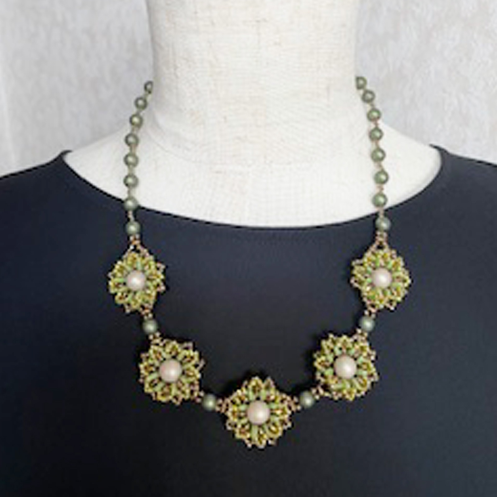 マルチホールビーズで編むネックレス＆リングスピラルフラワー