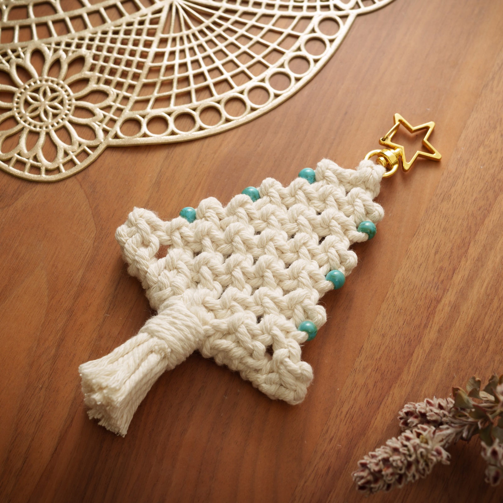 平結びと巻き結びで作るマクラメのミニツリーチャーム