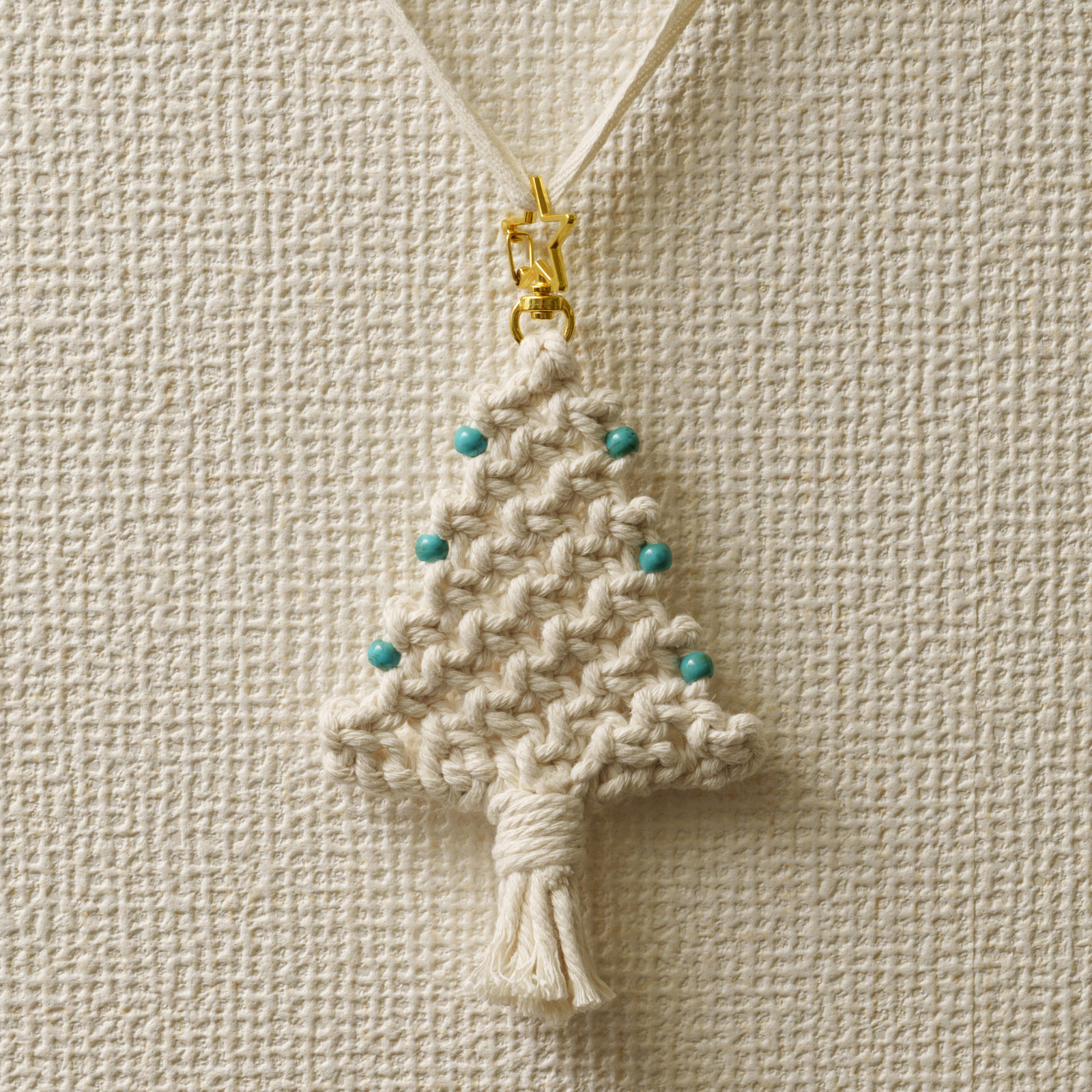 平結びと巻き結びで作るマクラメのミニツリーチャーム