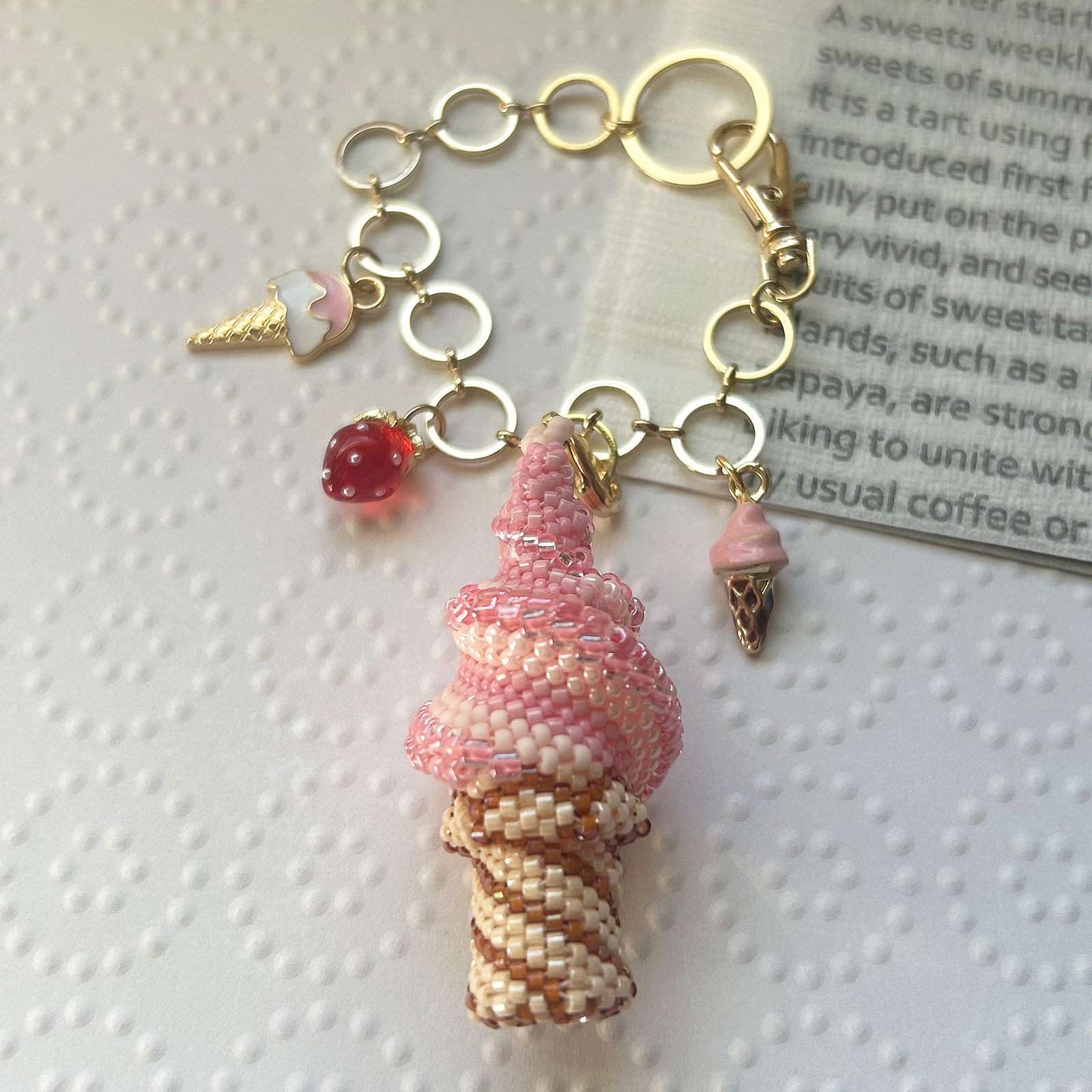 ビーズステッチで編むソフトクリームのバックチャーム 抹茶