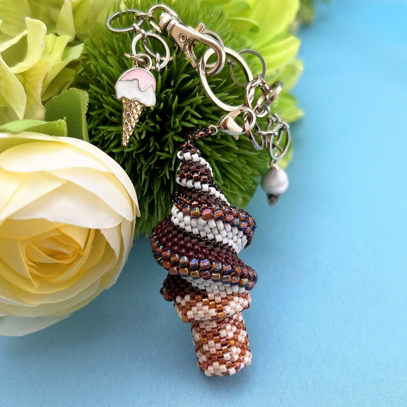 ビーズステッチで編むソフトクリームのバックチャーム 抹茶