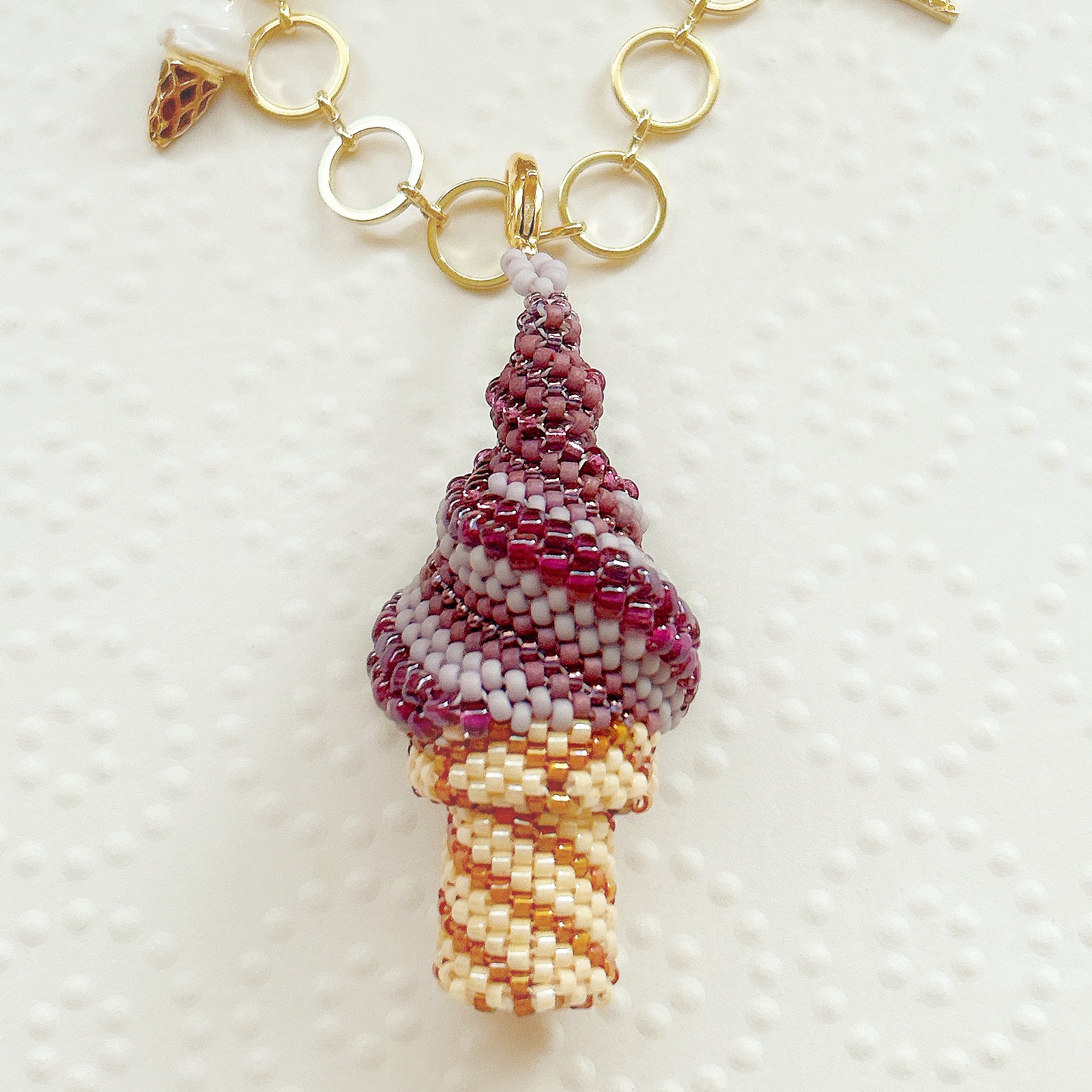 ビーズステッチで編むソフトクリームのバックチャーム 抹茶