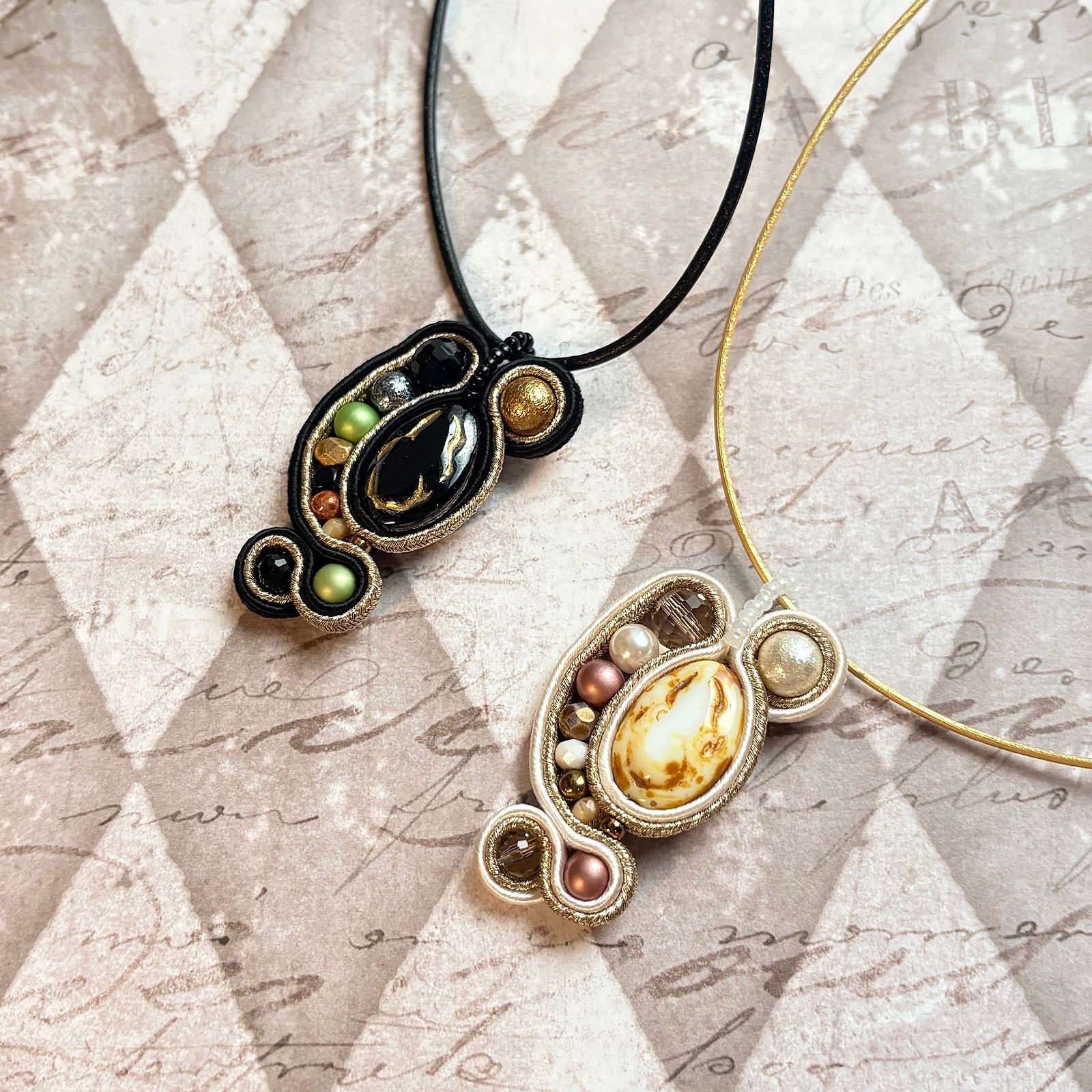 アシンメトリーのペンダント/白