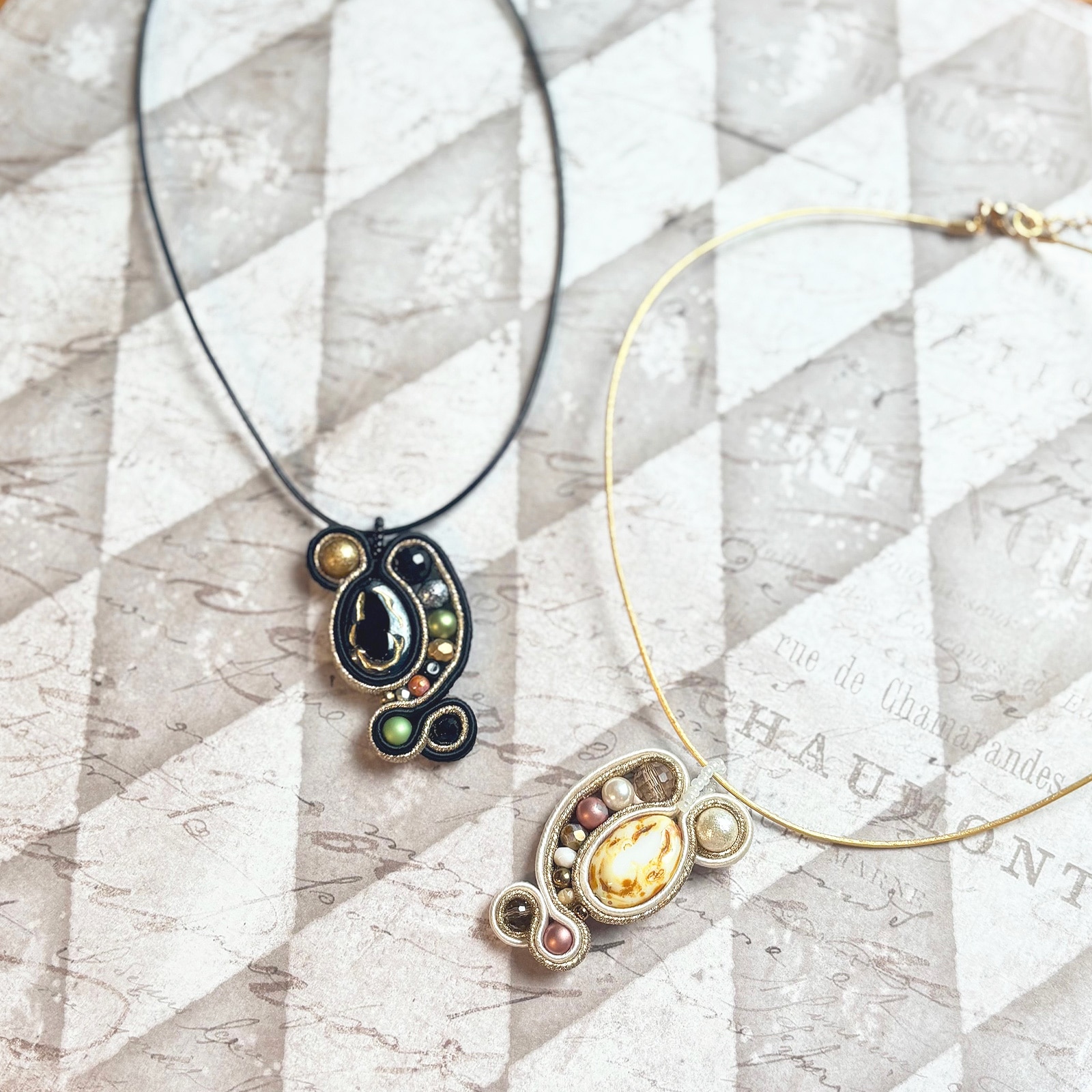 アシンメトリーのペンダント/白