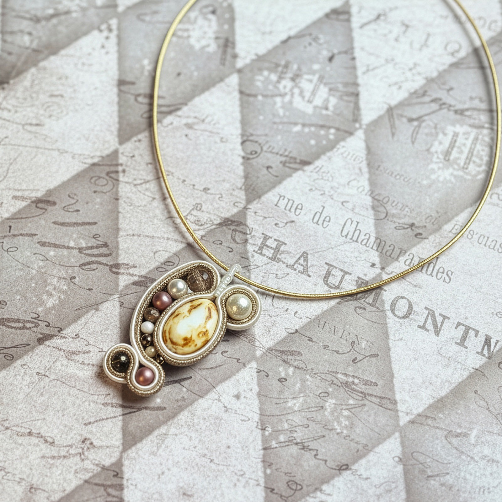 アシンメトリーのペンダント/白