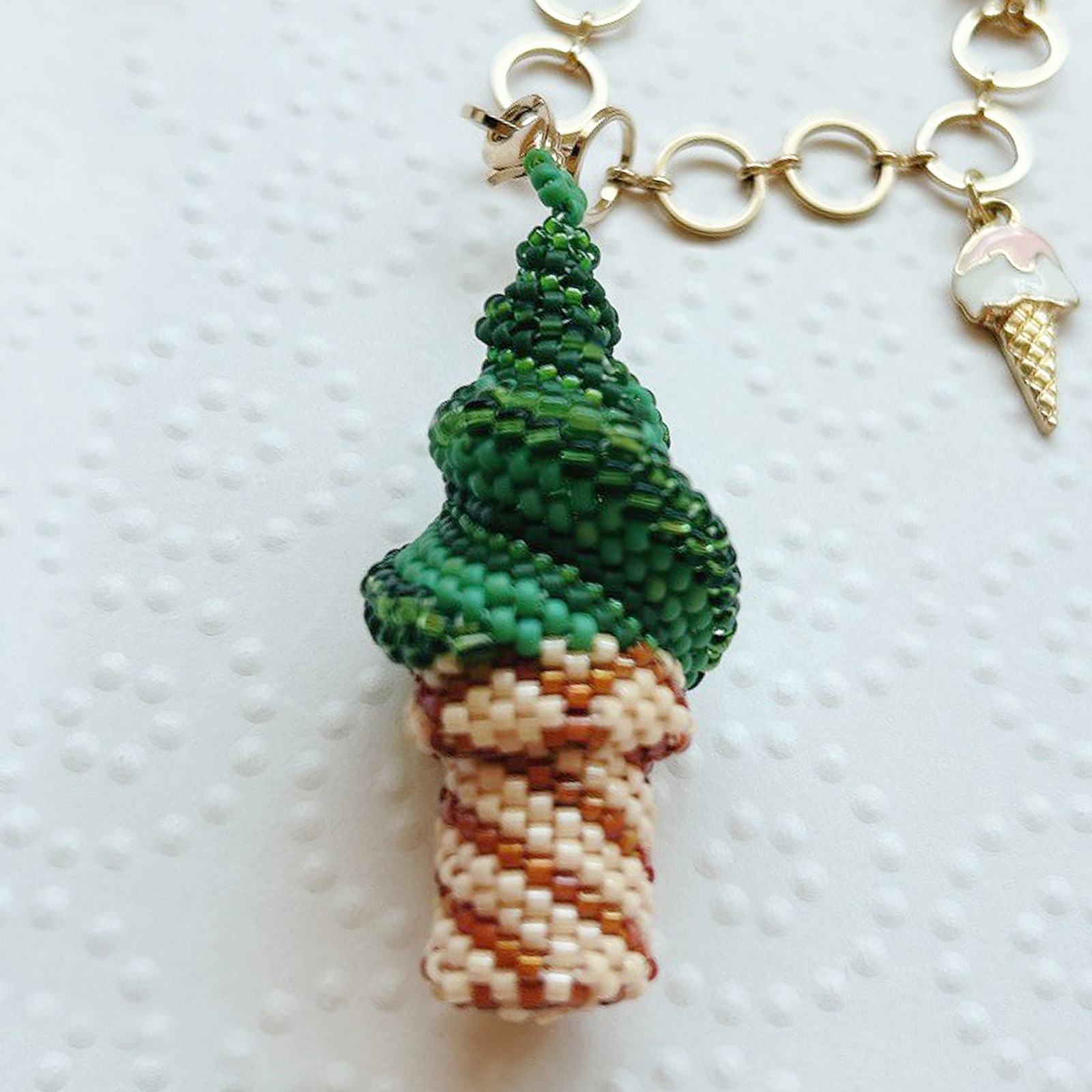 ビーズステッチで編むソフトクリームのバックチャーム チョコレート