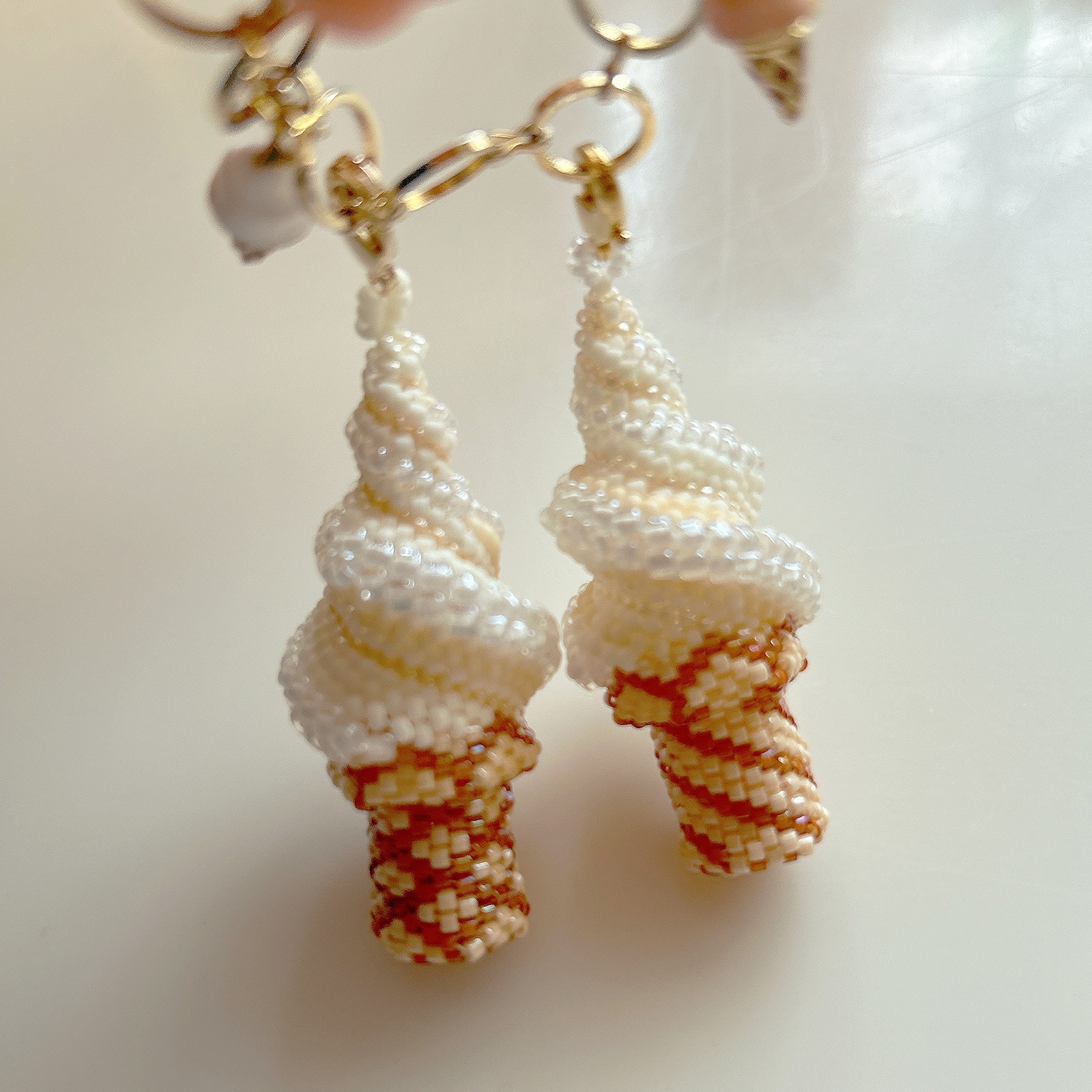 ビーズステッチで編むソフトクリームのバックチャーム チョコレート