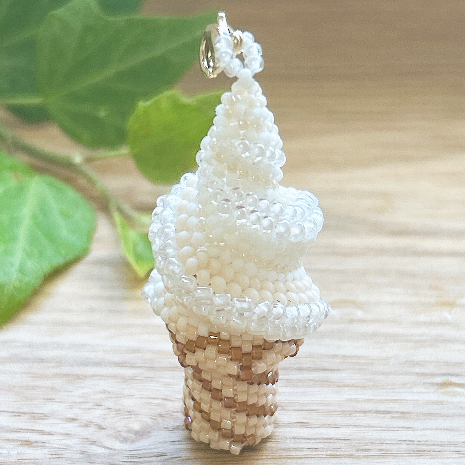 ビーズステッチで編むソフトクリームのバックチャーム チョコレート