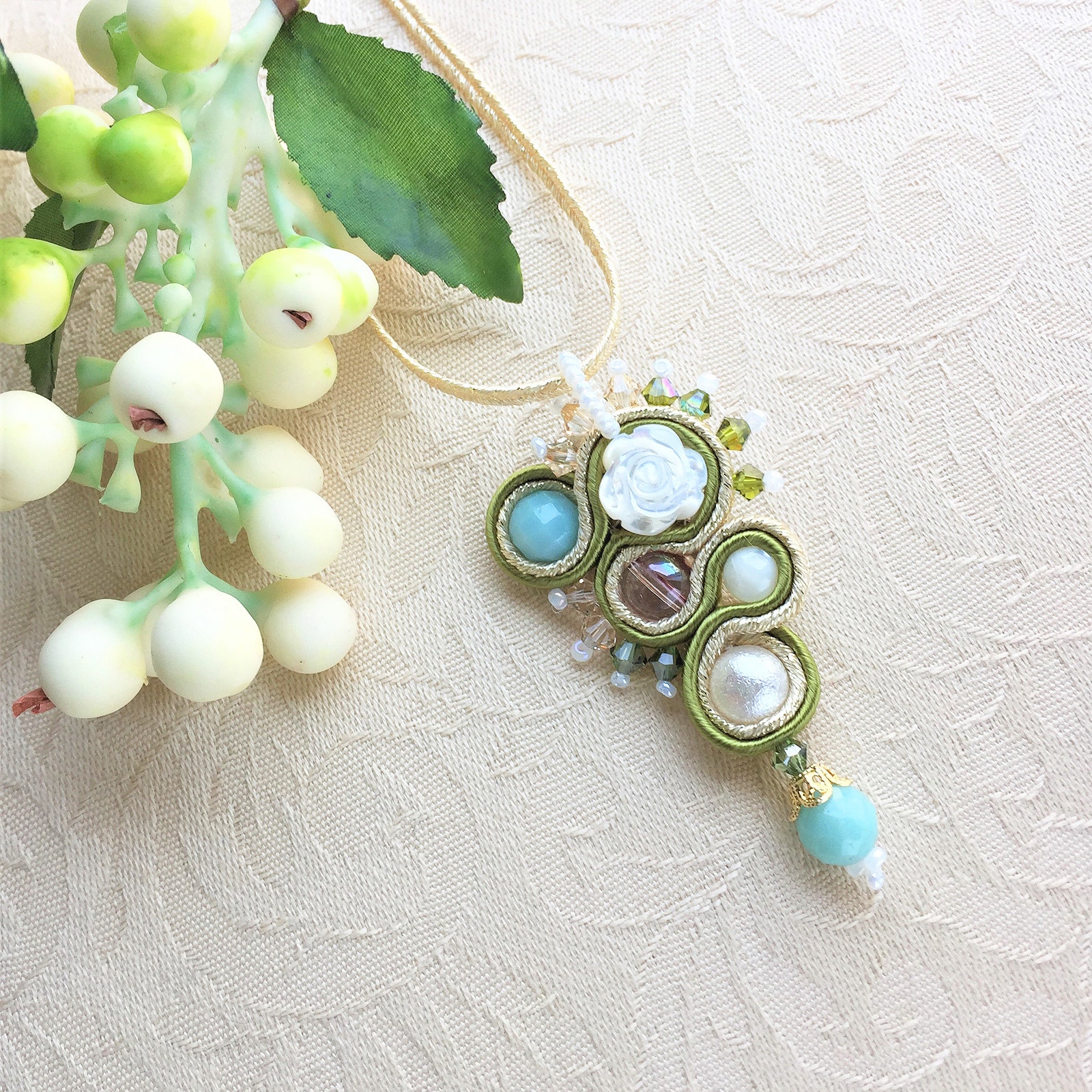 ホワイトローズペンダント(アメシスト)※針糸付