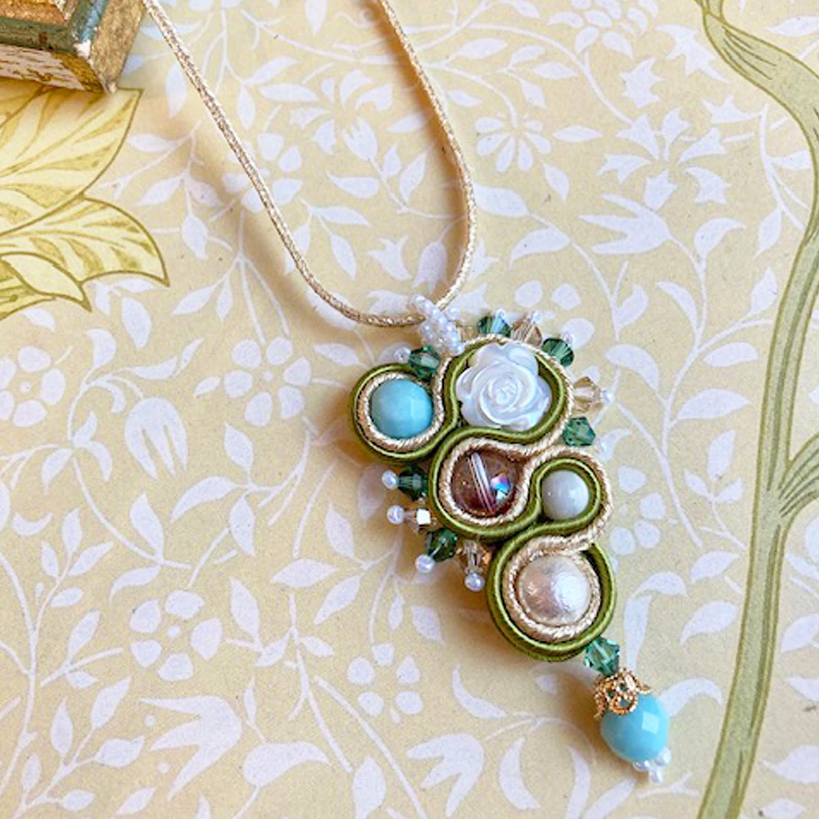 ホワイトローズペンダント(アメシスト)※針糸付