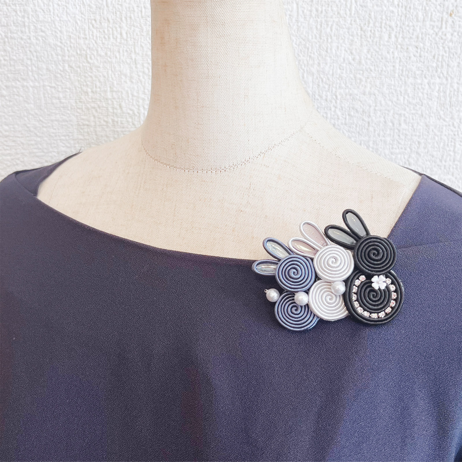 ソウタシエブローチ～トリプルウサギ～ 黒