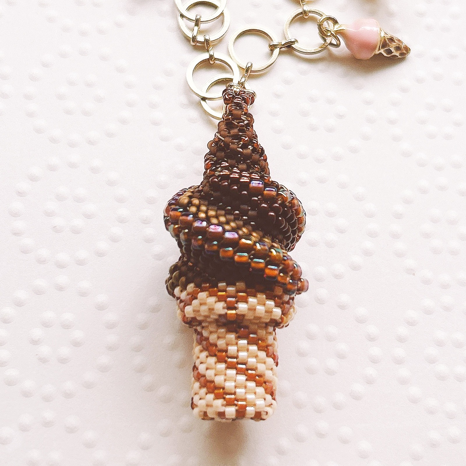 ビーズステッチで編むソフトクリームのバックチャーム 紫芋