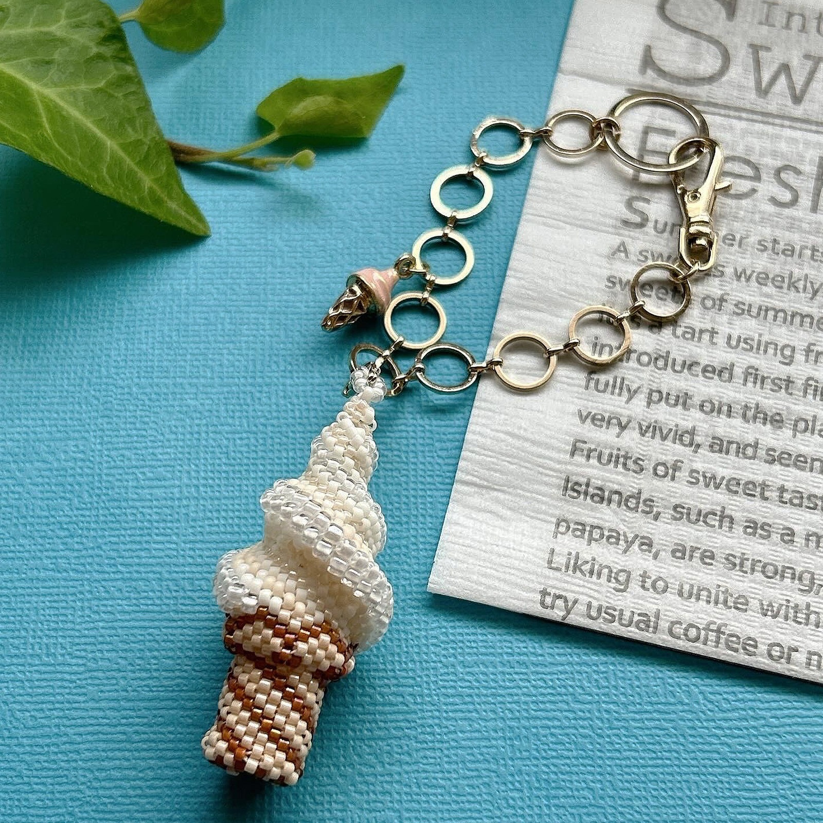 ビーズステッチで編むソフトクリームのバックチャーム 紫芋