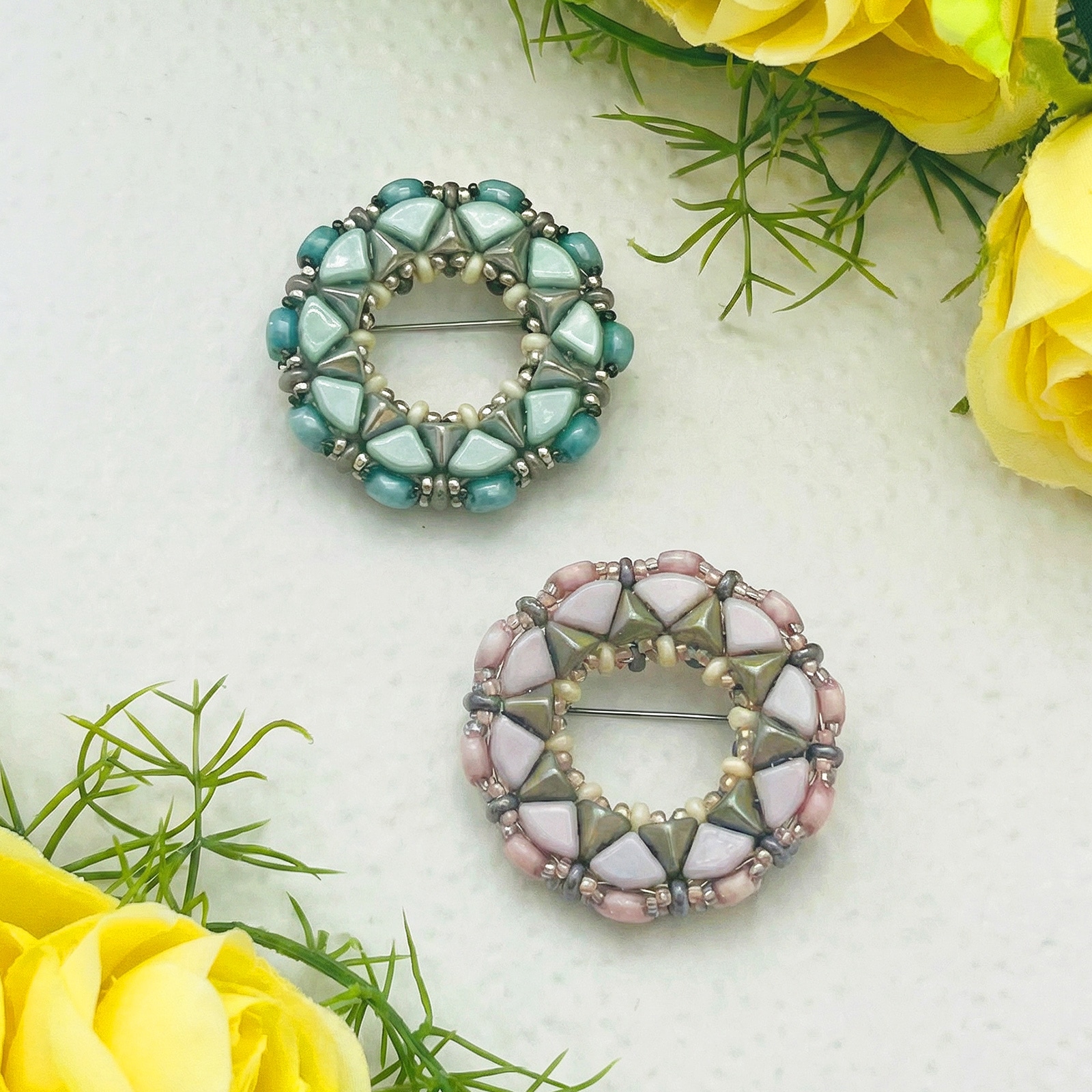 ビーズステッチで編むマルチホールビーズで編むブローチ Soleil（ソレイユ）ブルー