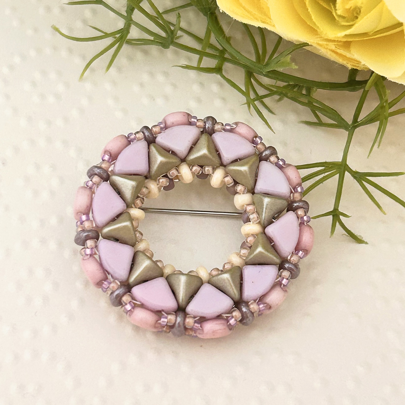 ビーズステッチで編むマルチホールビーズで編むブローチ Soleil（ソレイユ）ブルー