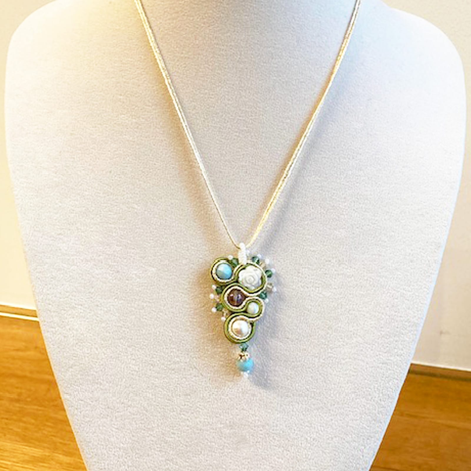 コピーホワイトローズペンダント（ロードクロサイト）※針糸付