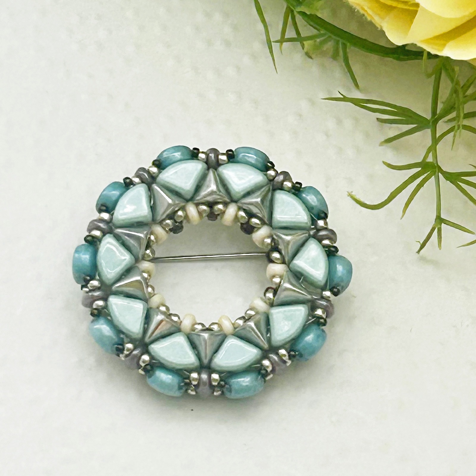 ビーズステッチで編むマルチホールビーズで編むブローチ Soleil(ソレイユ)ピンク