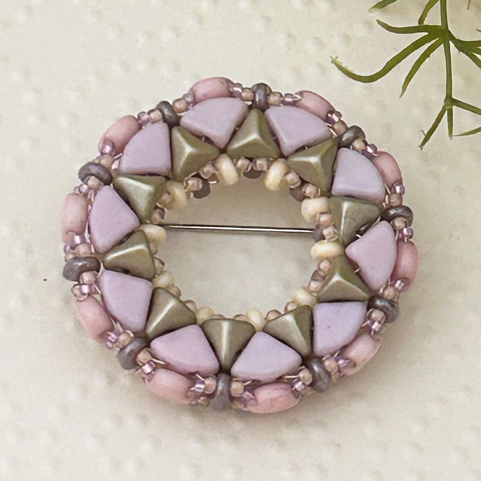 ビーズステッチで編むマルチホールビーズで編むブローチ Soleil(ソレイユ)ピンク