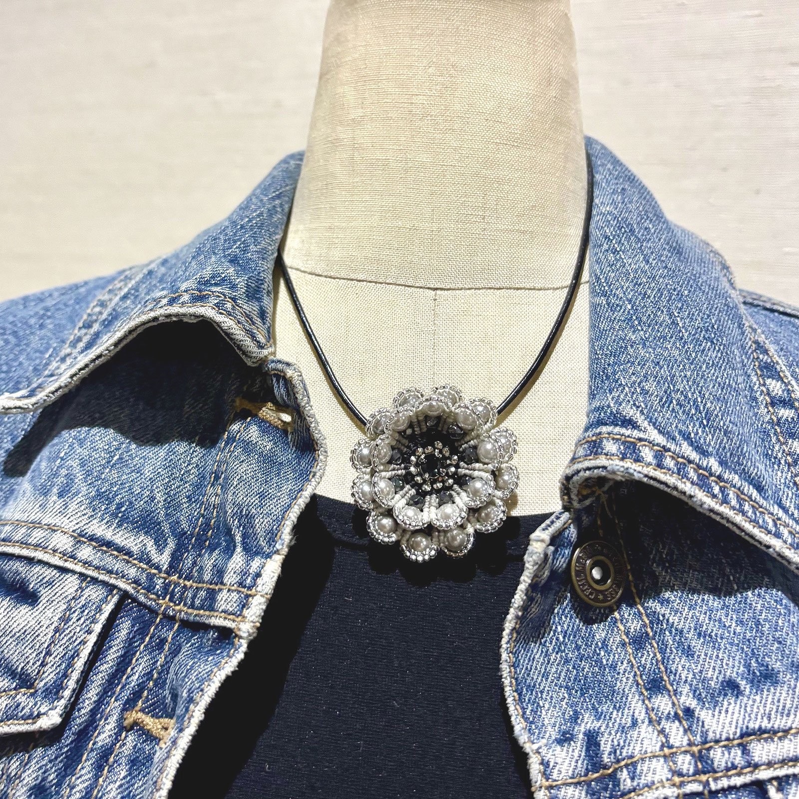 巻き結びで作るグラデーションフラワーブローチ