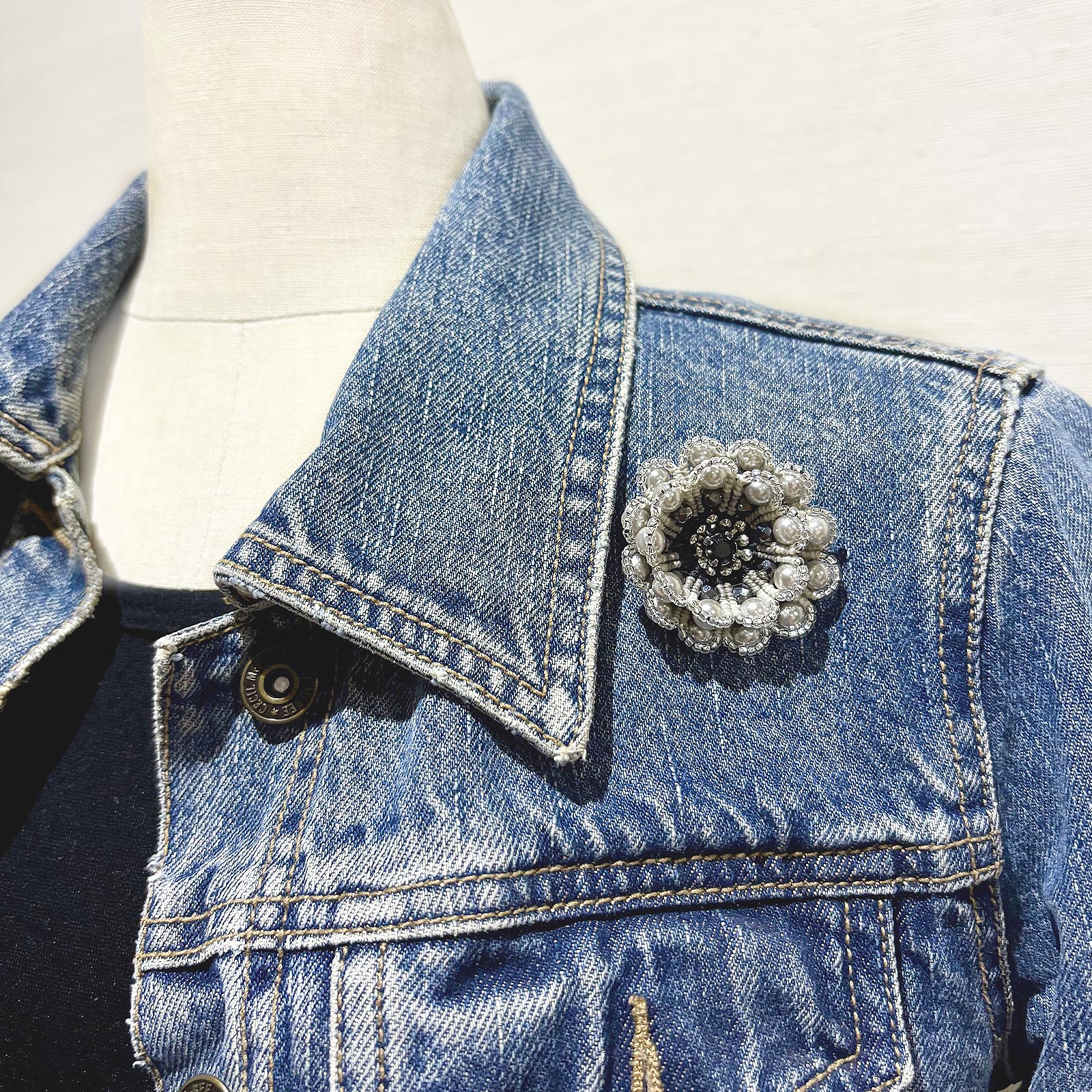 巻き結びで作るグラデーションフラワーブローチ