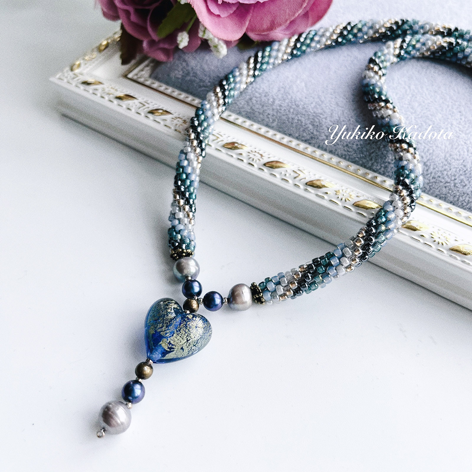 基本のチューブクロッシェで編むハートのネックレス グリーン