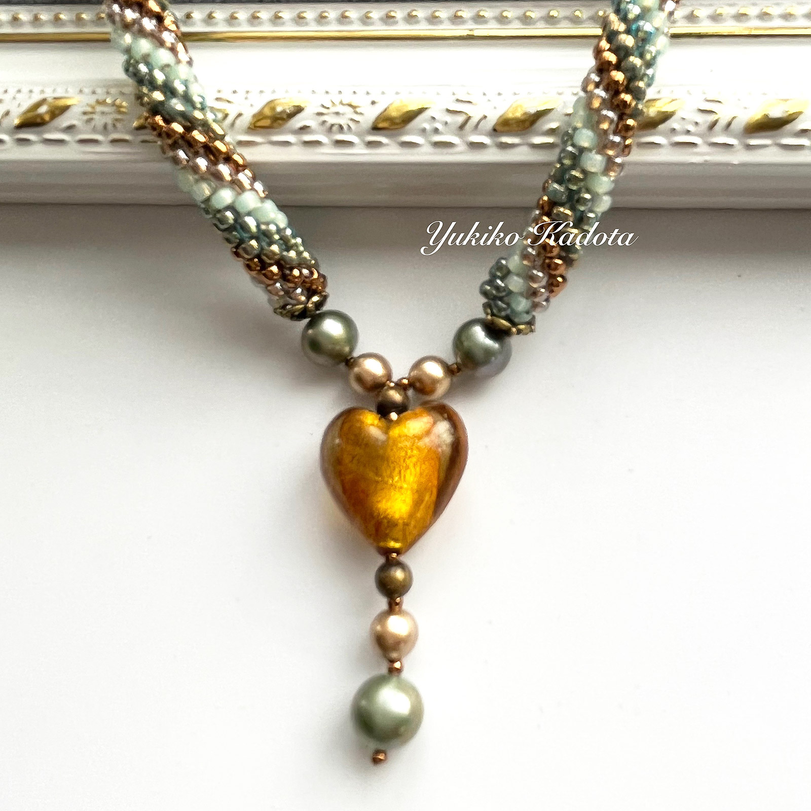 基本のチューブクロッシェで編むハートのネックレス グリーン