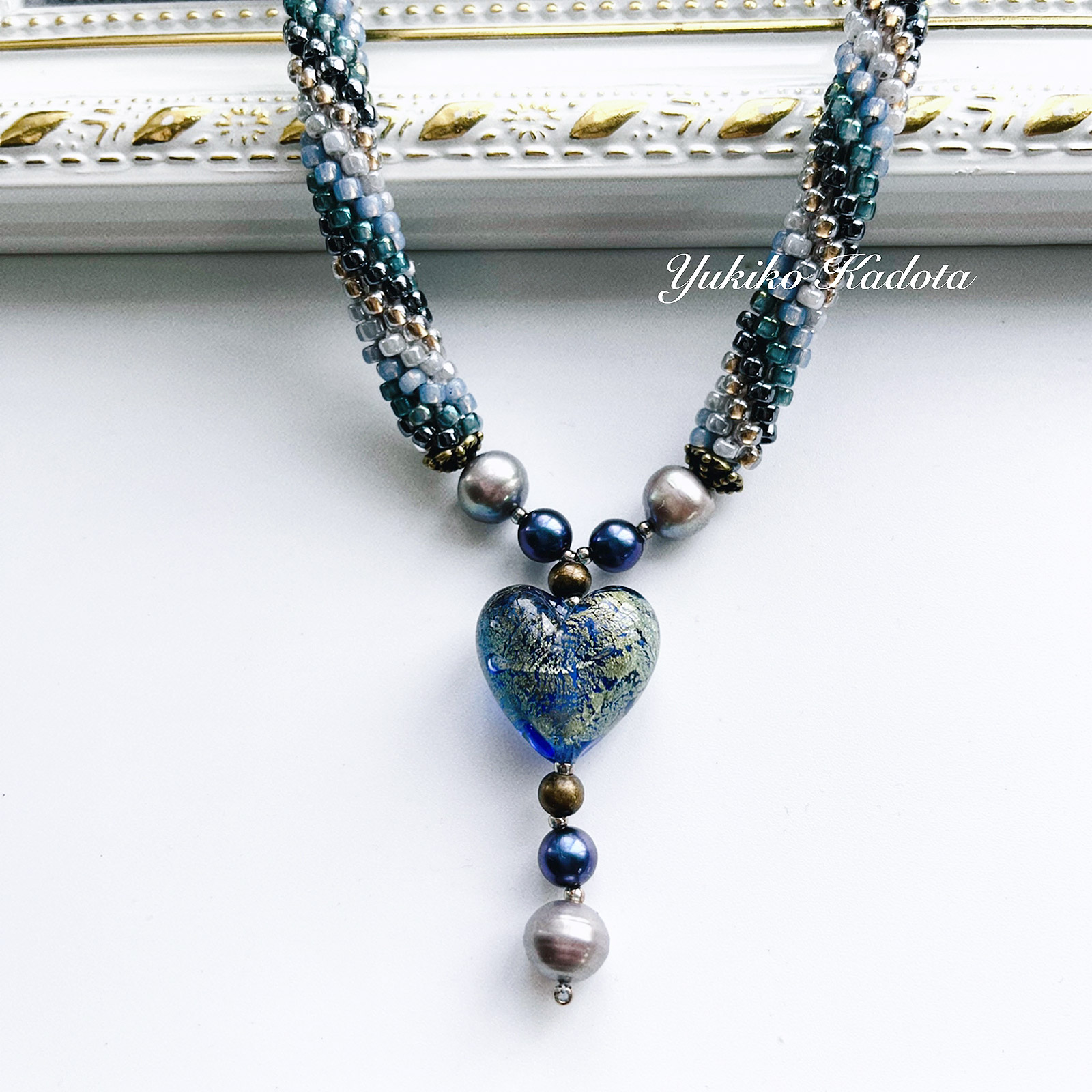 基本のチューブクロッシェで編むハートのネックレス グリーン