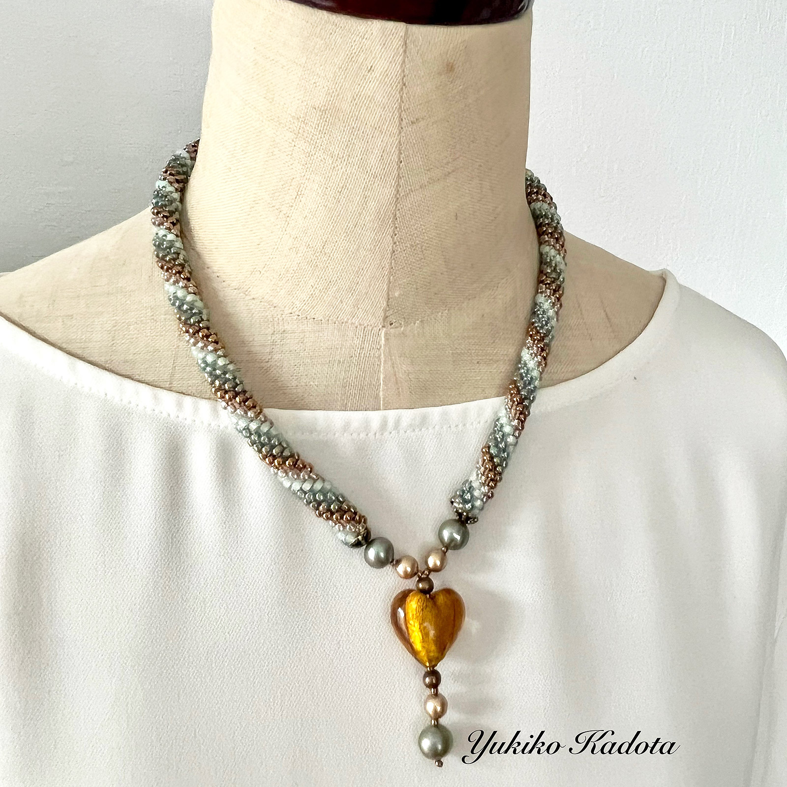 基本のチューブクロッシェで編むハートのネックレス グリーン