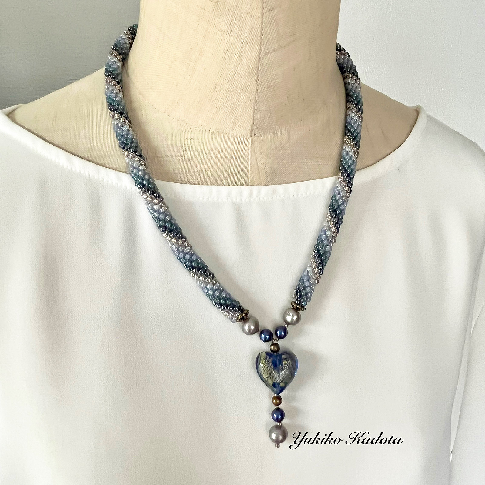 基本のチューブクロッシェで編むハートのネックレス グリーン