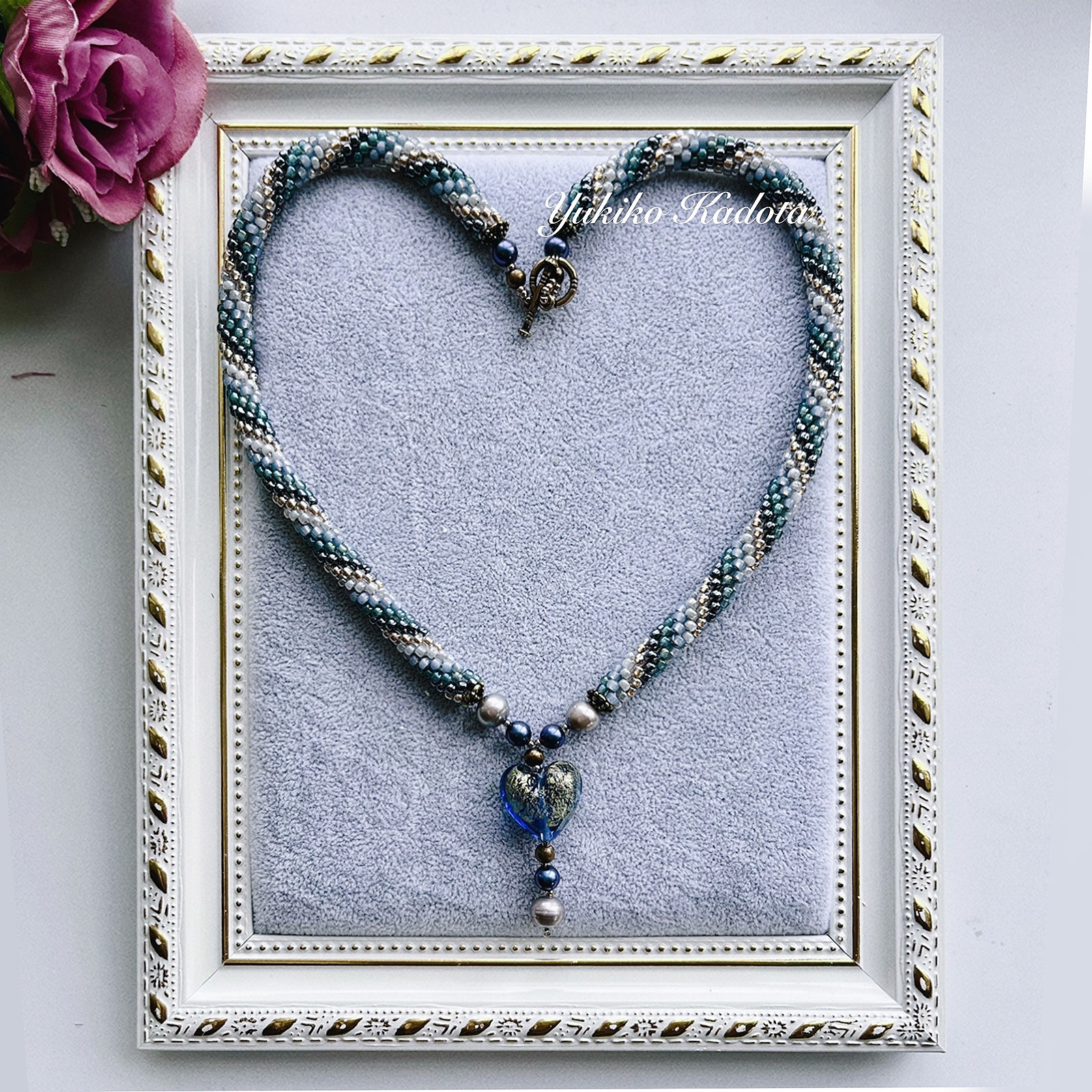 基本のチューブクロッシェで編むハートのネックレス グリーン