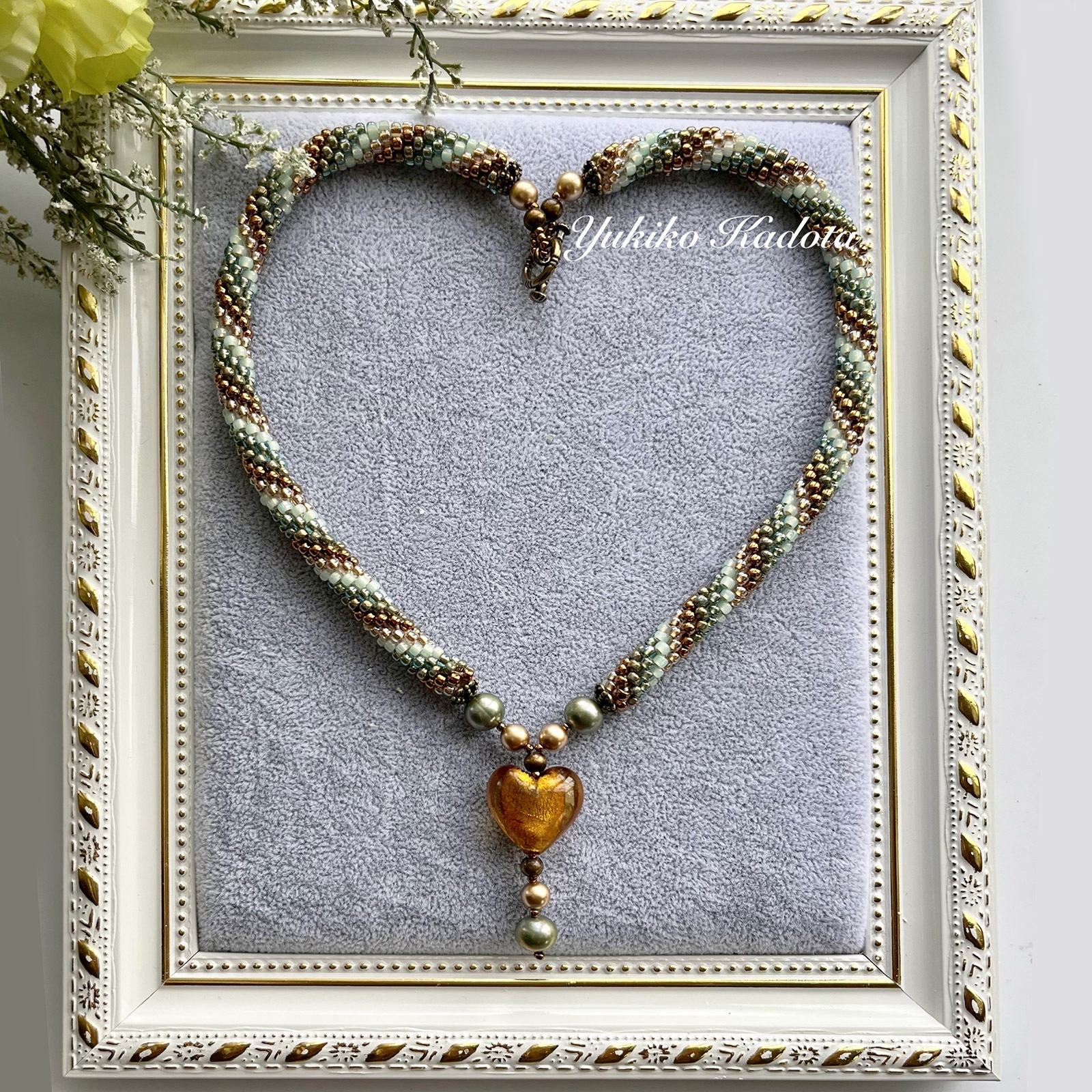 基本のチューブクロッシェで編むハートのネックレス グリーン