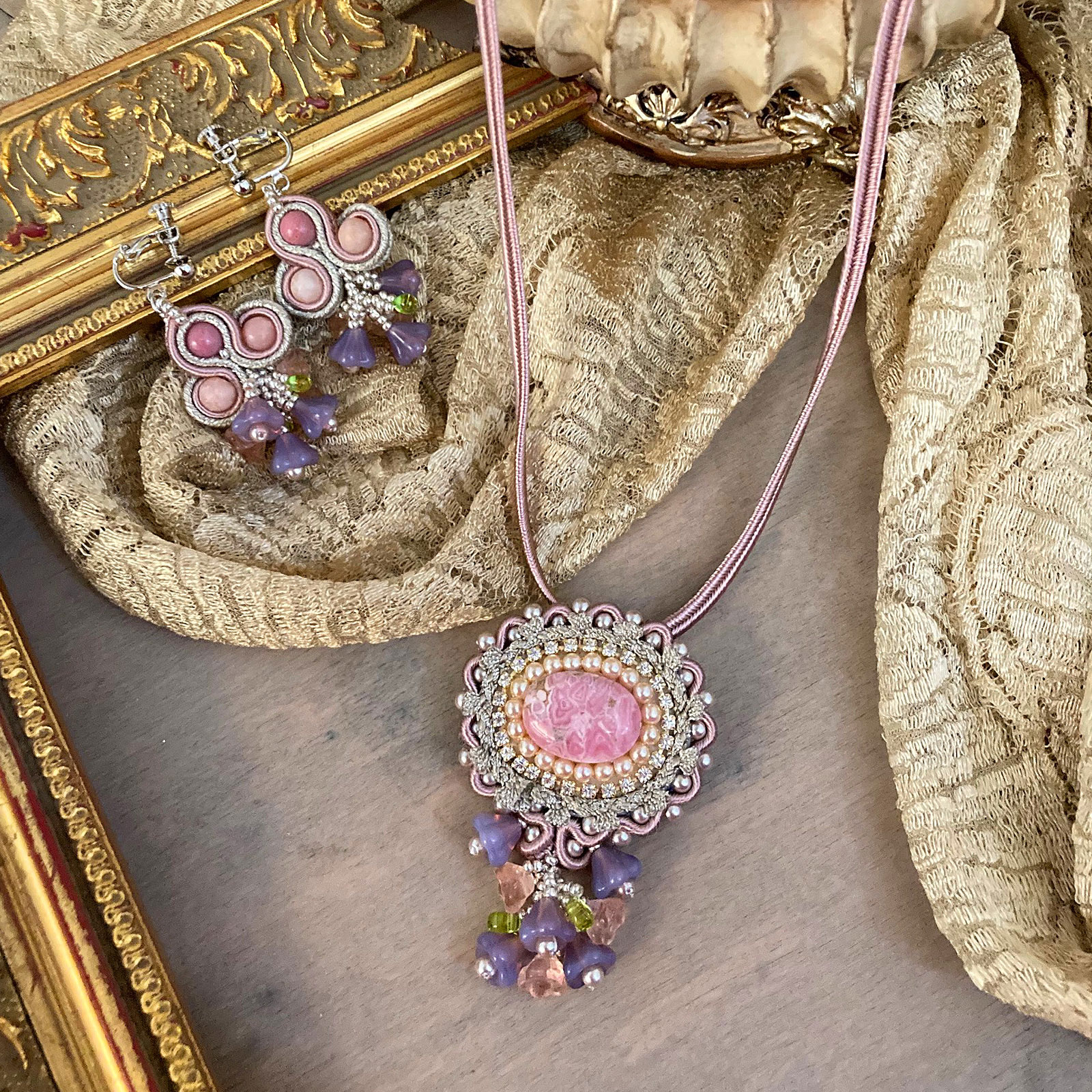 モーヴカラーの2waystyleブローチ/ネックレス