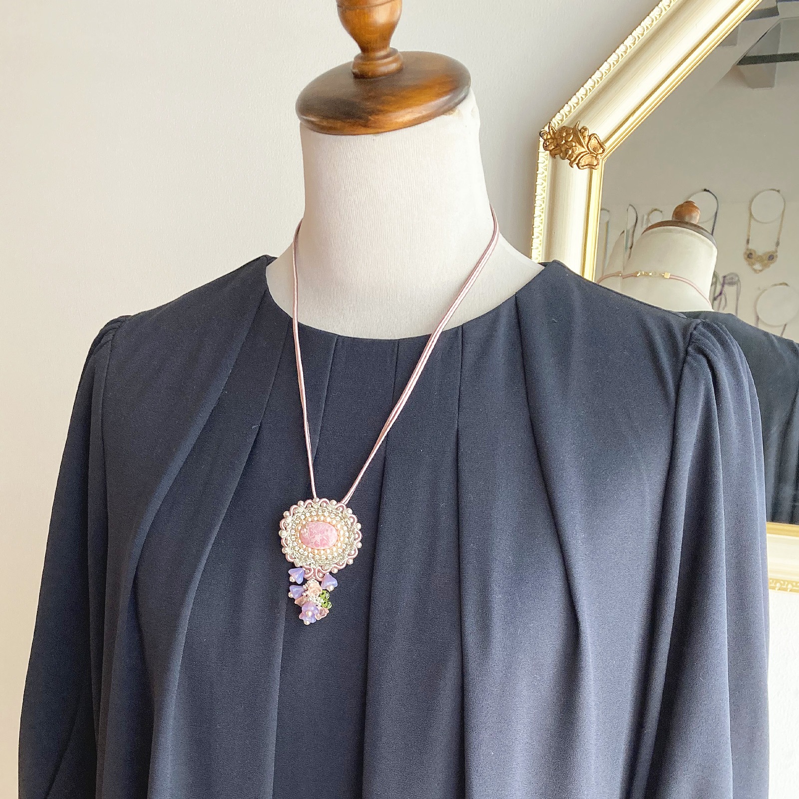 モーヴカラーの2waystyleブローチ/ネックレス