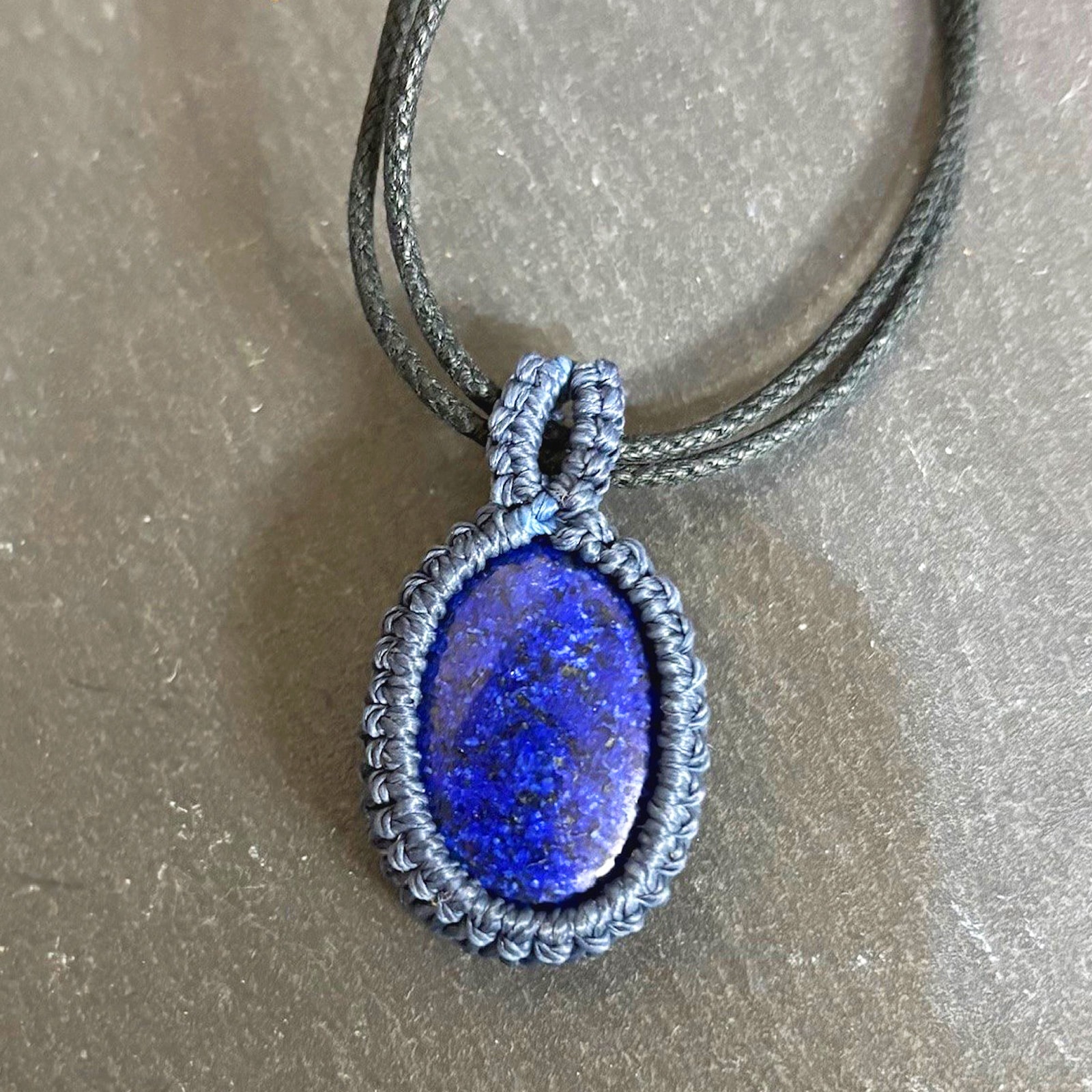 タッチング結びで作るミニミニカボションのフレーミングネックレス 茶