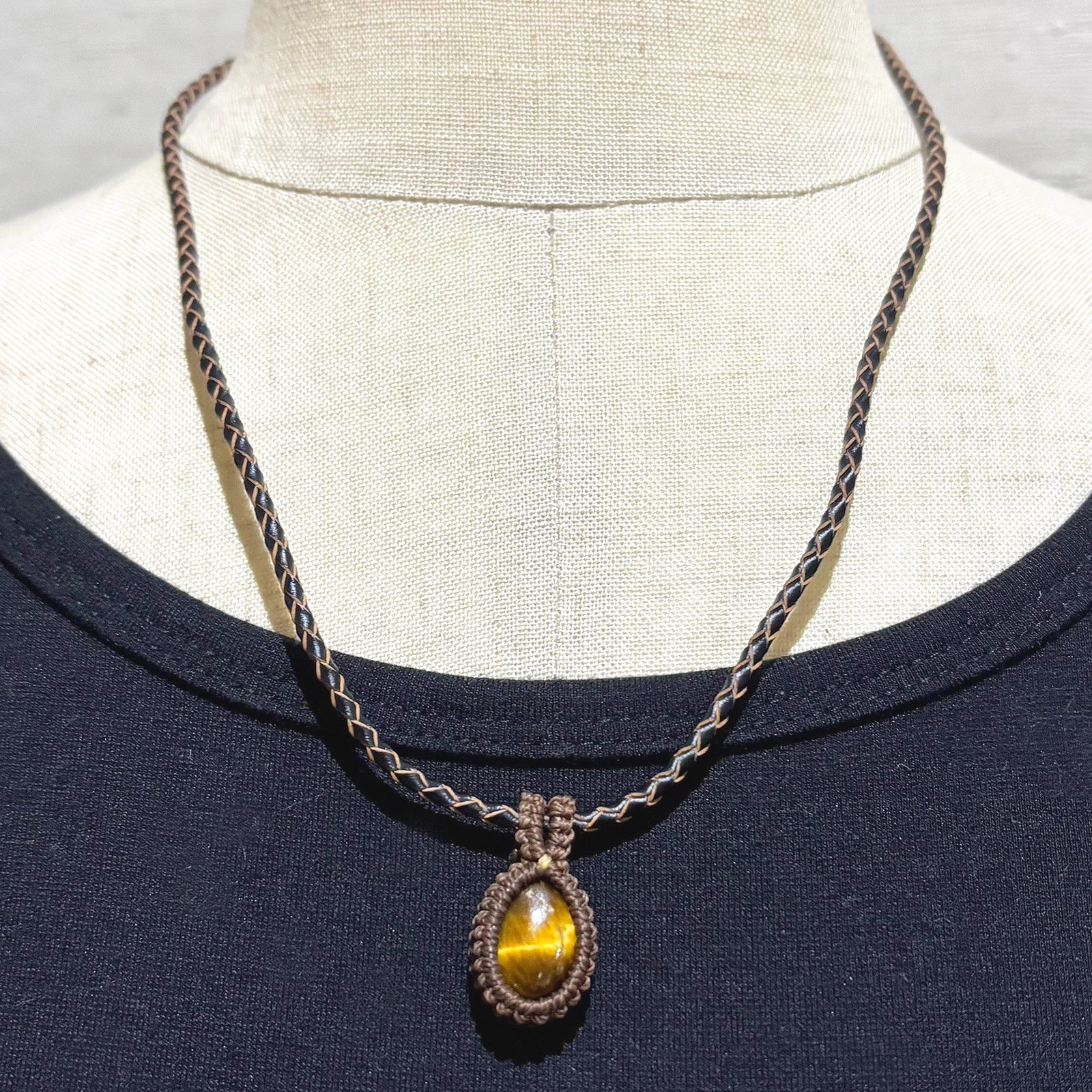 タッチング結びで作るミニミニカボションのフレーミングネックレス 茶