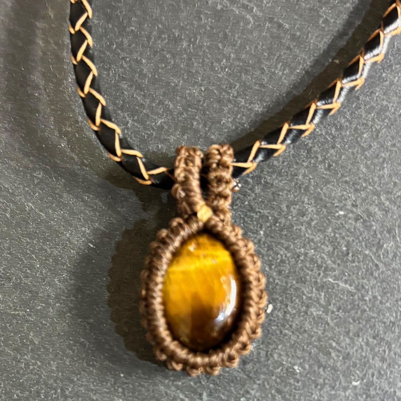 タッチング結びで作るミニミニカボションのフレーミングネックレス 茶