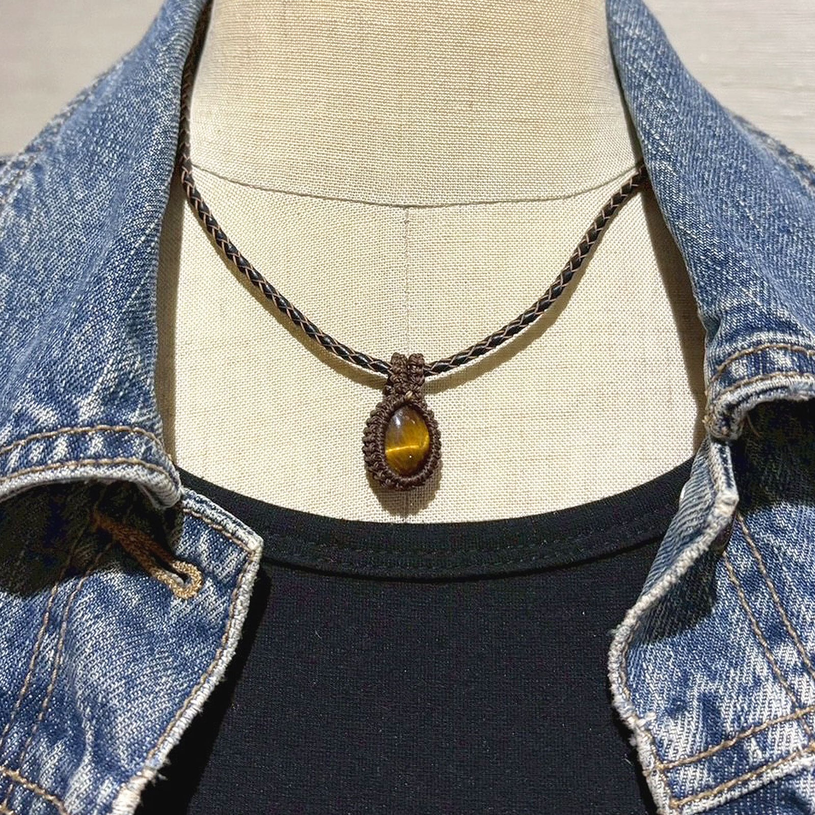 タッチング結びで作るミニミニカボションのフレーミングネックレス 茶