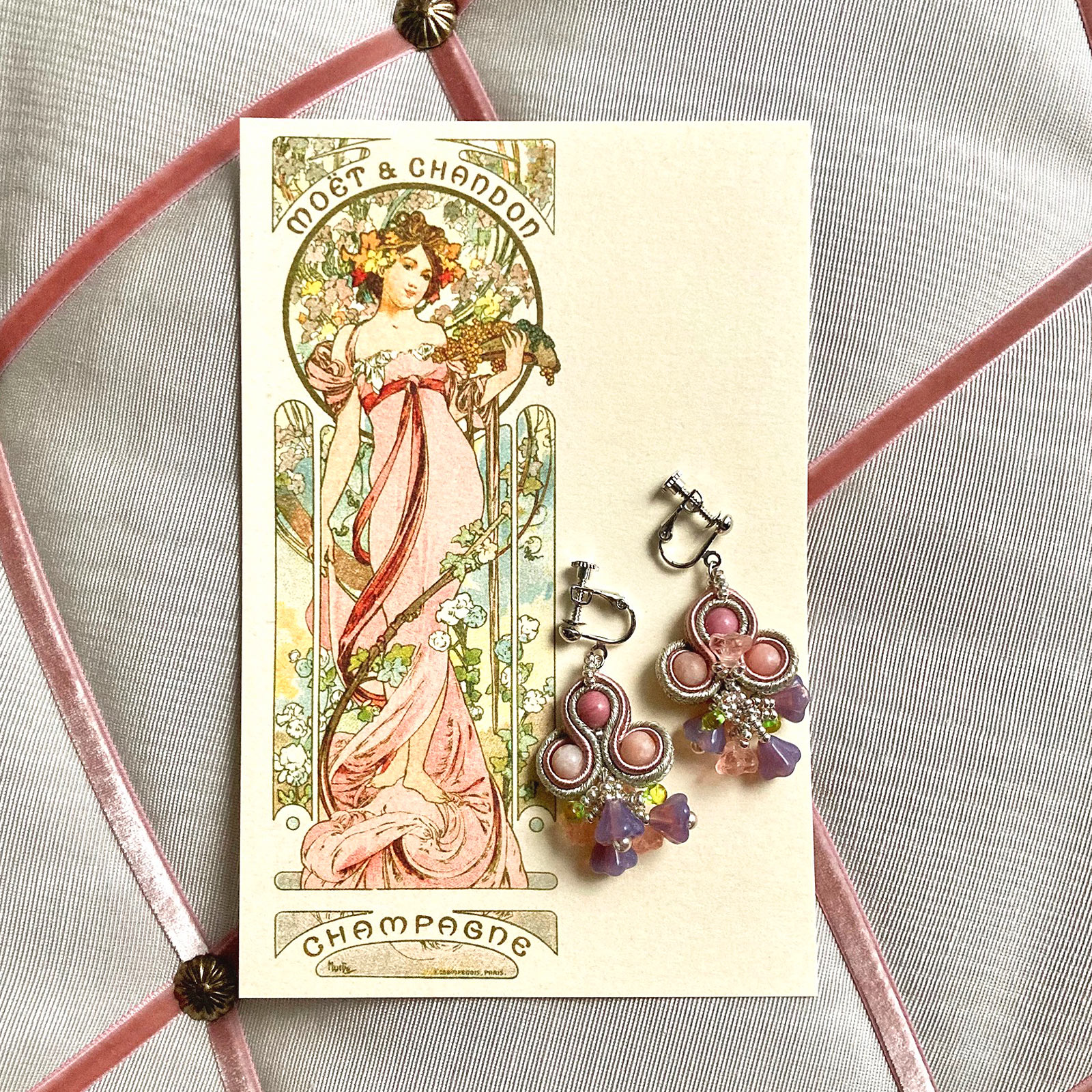 モーヴカラーのピアス又はイヤリング