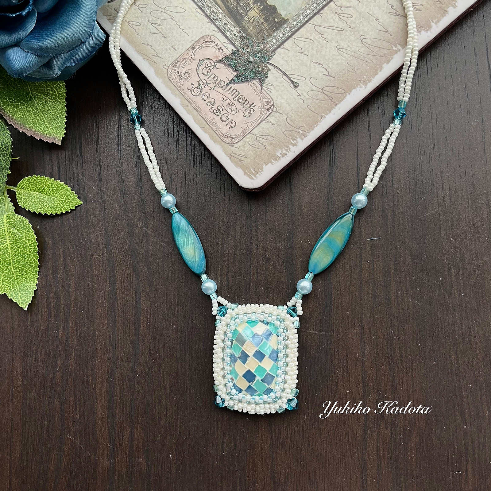 チューブクロッシェとペヨーテステッチでフレーミングモザイコ マルチカラー