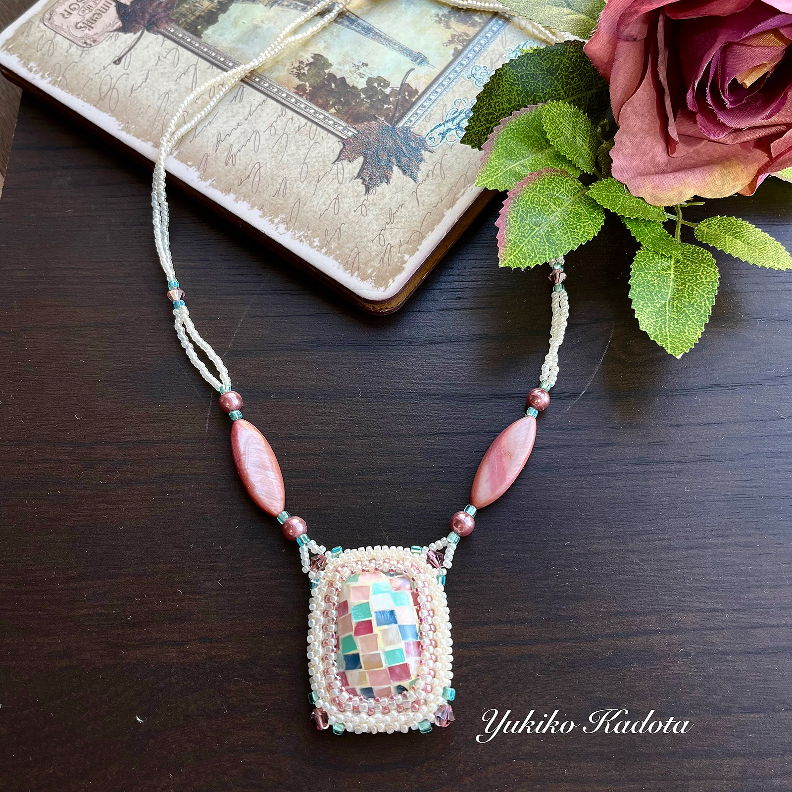 チューブクロッシェとペヨーテステッチでフレーミングモザイコ マルチカラー