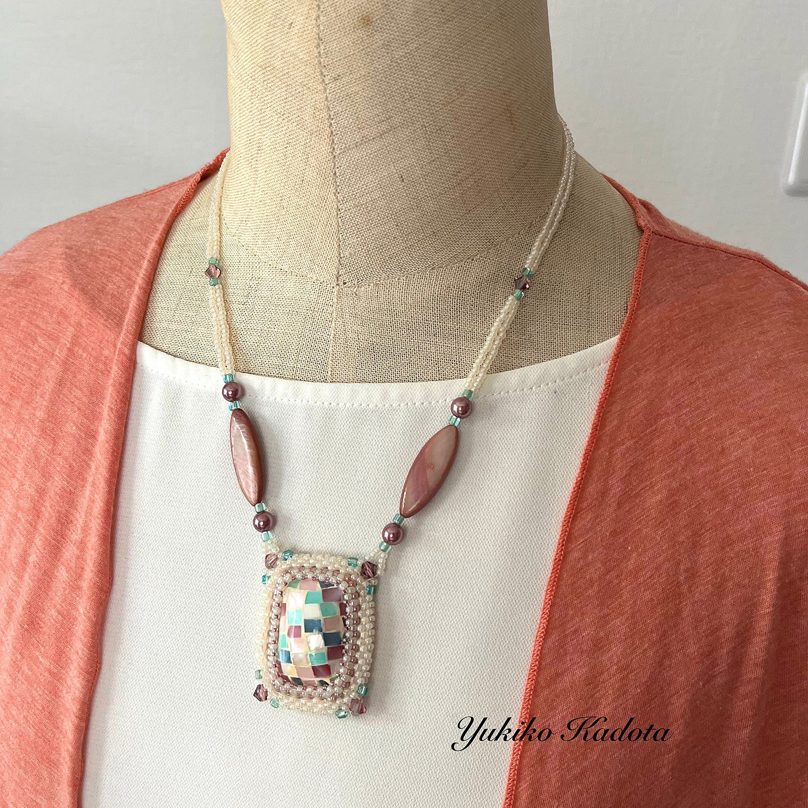 チューブクロッシェとペヨーテステッチでフレーミングモザイコ マルチカラー