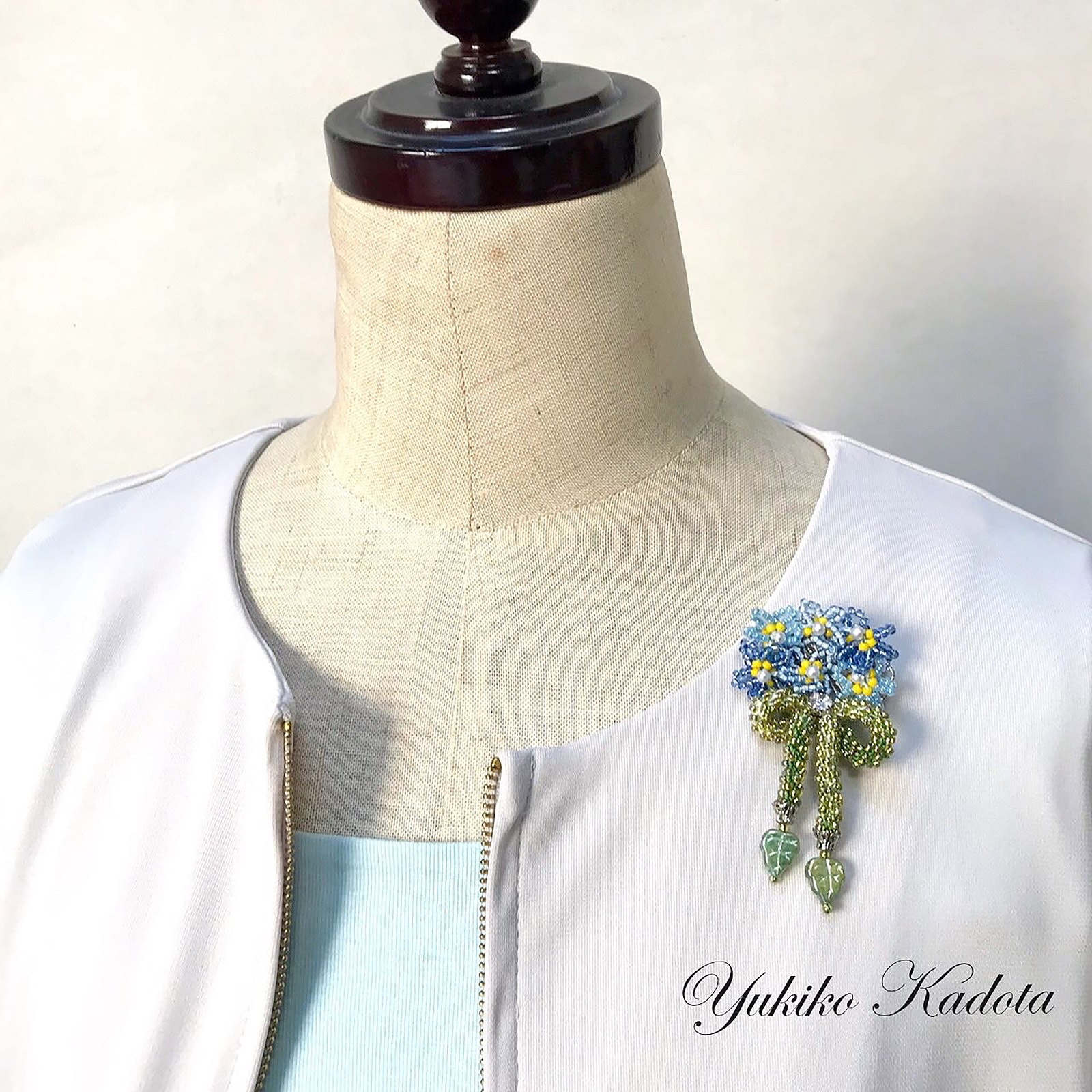 チューブクロッシェで編むお花とリボンさくら草ブローチ