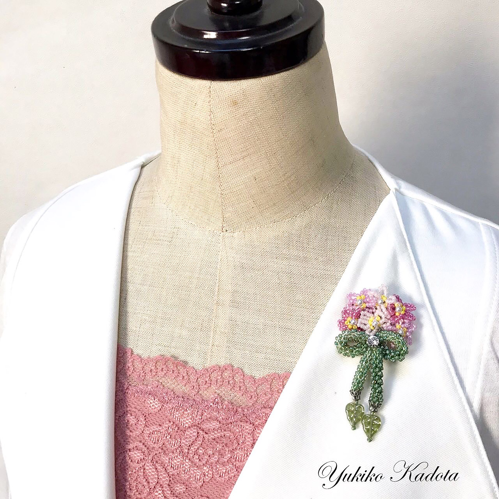 チューブクロッシェで編むお花とリボンさくら草ブローチ