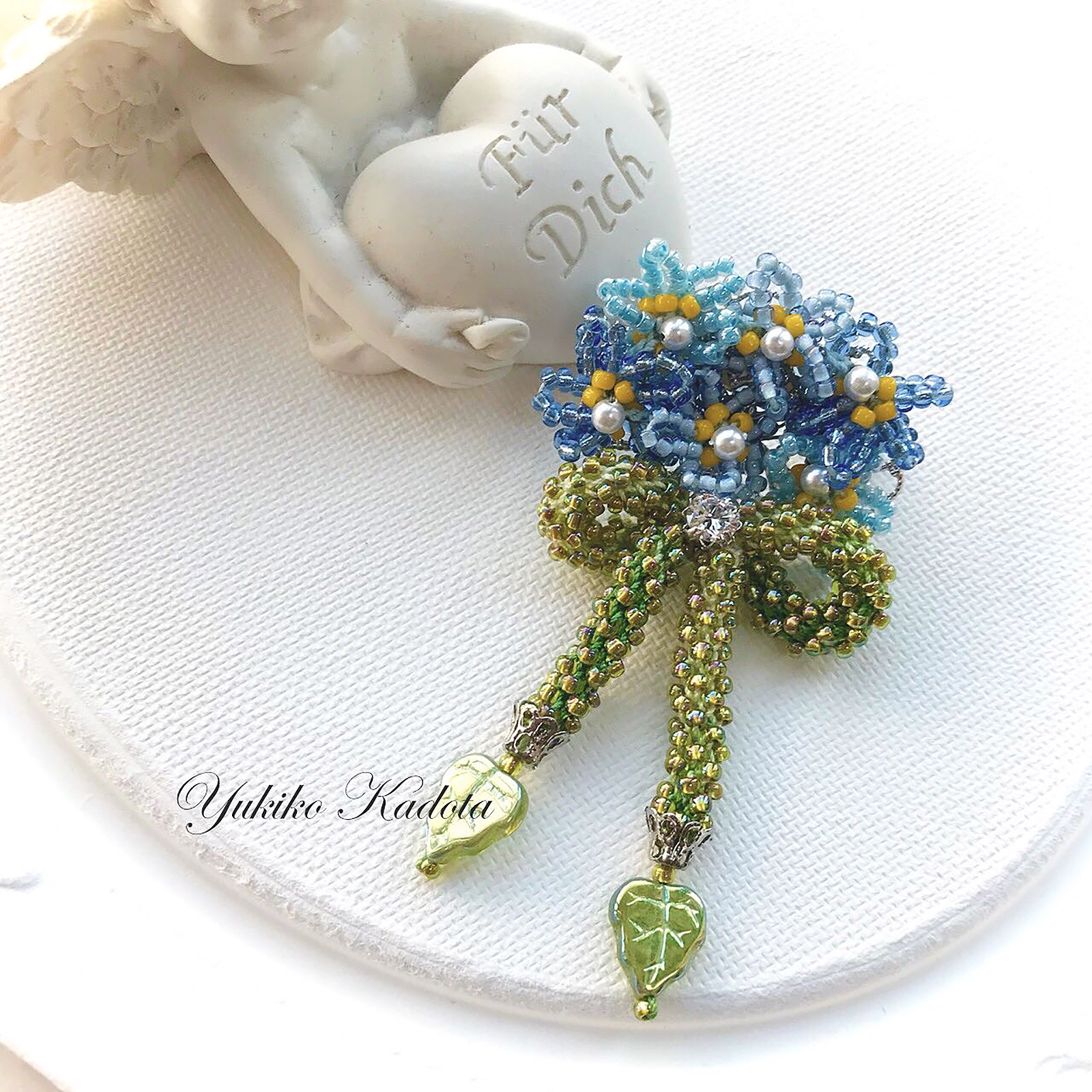 チューブクロッシェで編むお花とリボンさくら草ブローチ