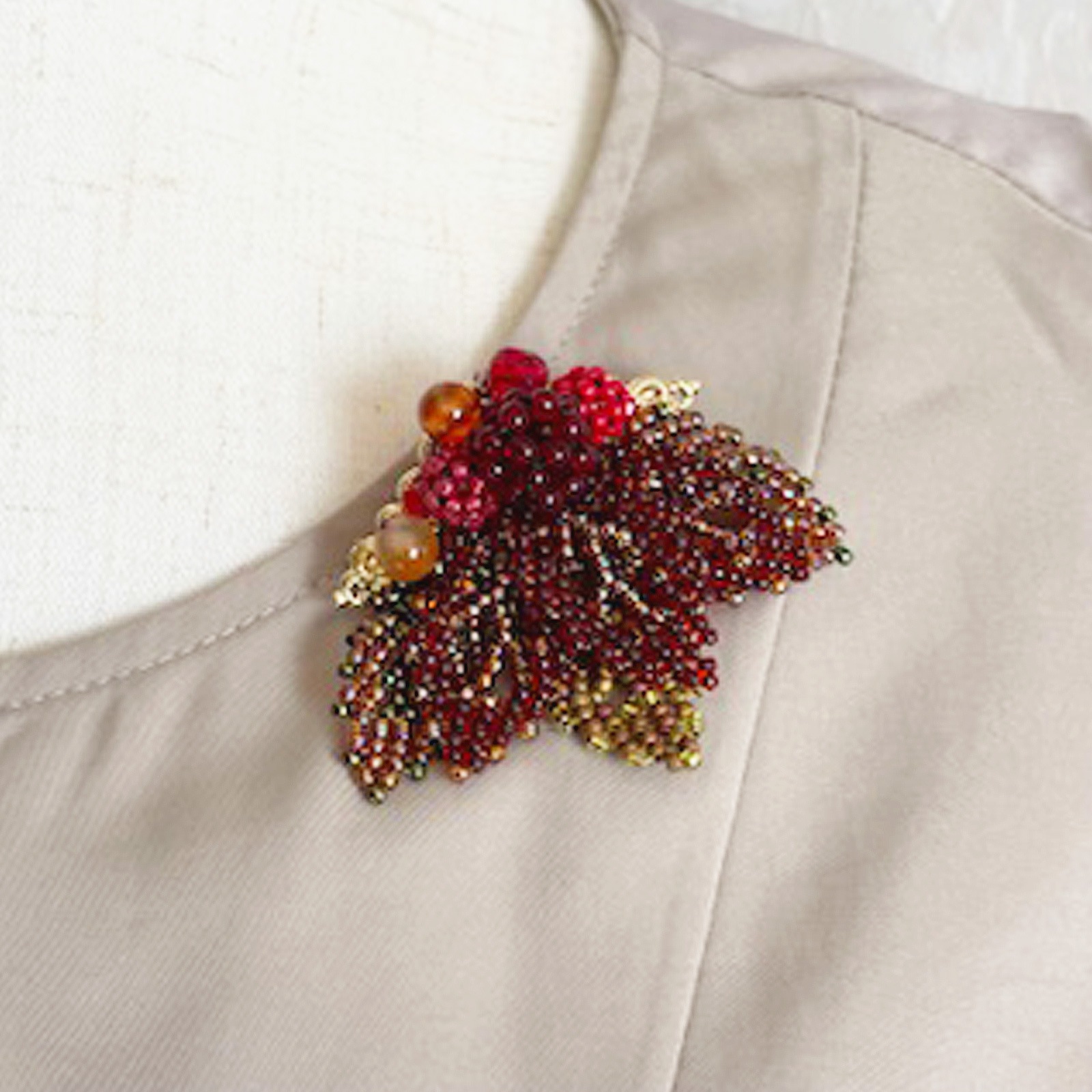 ビーズステッチで編むブローチAutumn Leaves