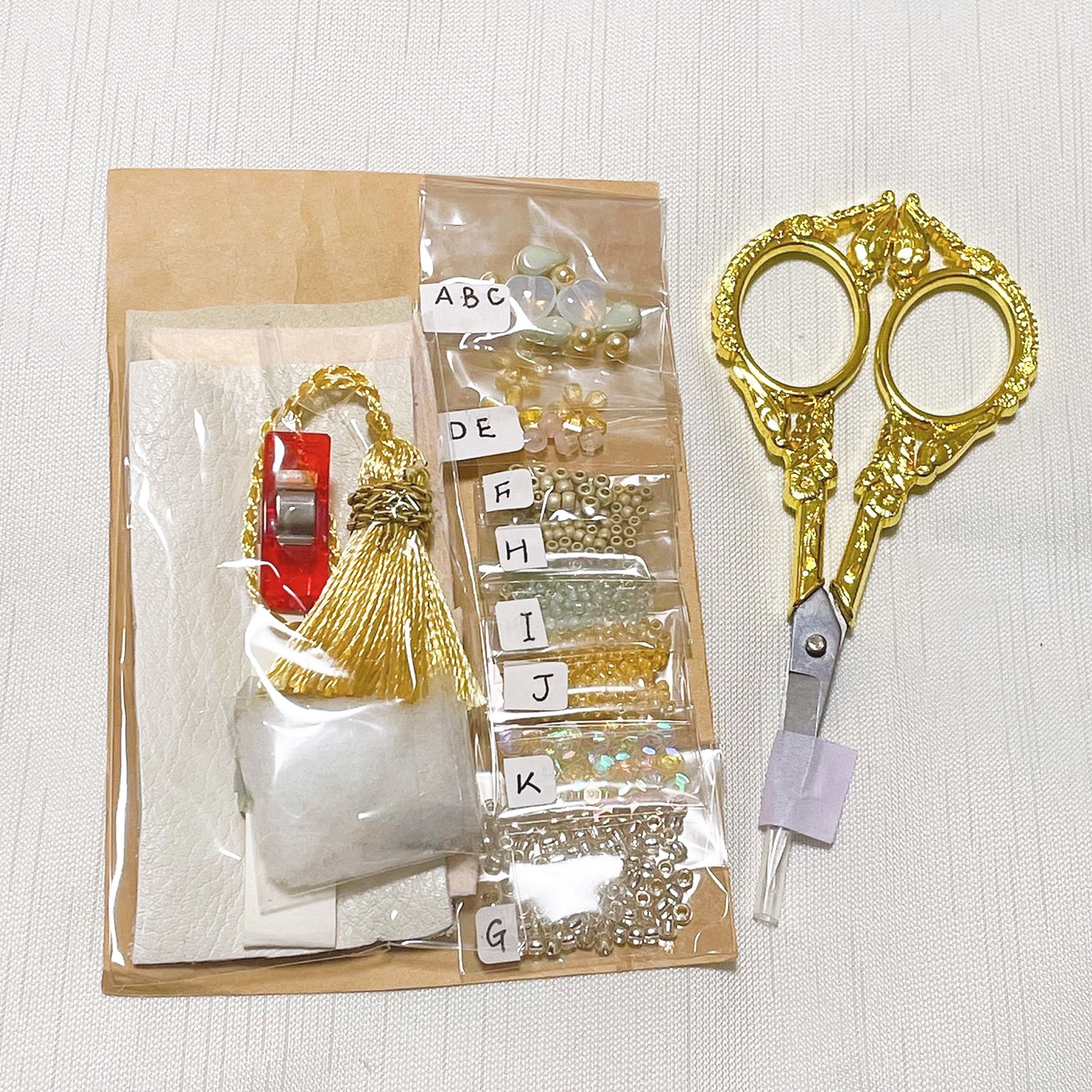 ビーズ刺繍で作るいちごのシザーケース WHITE（デザインシザー付き）