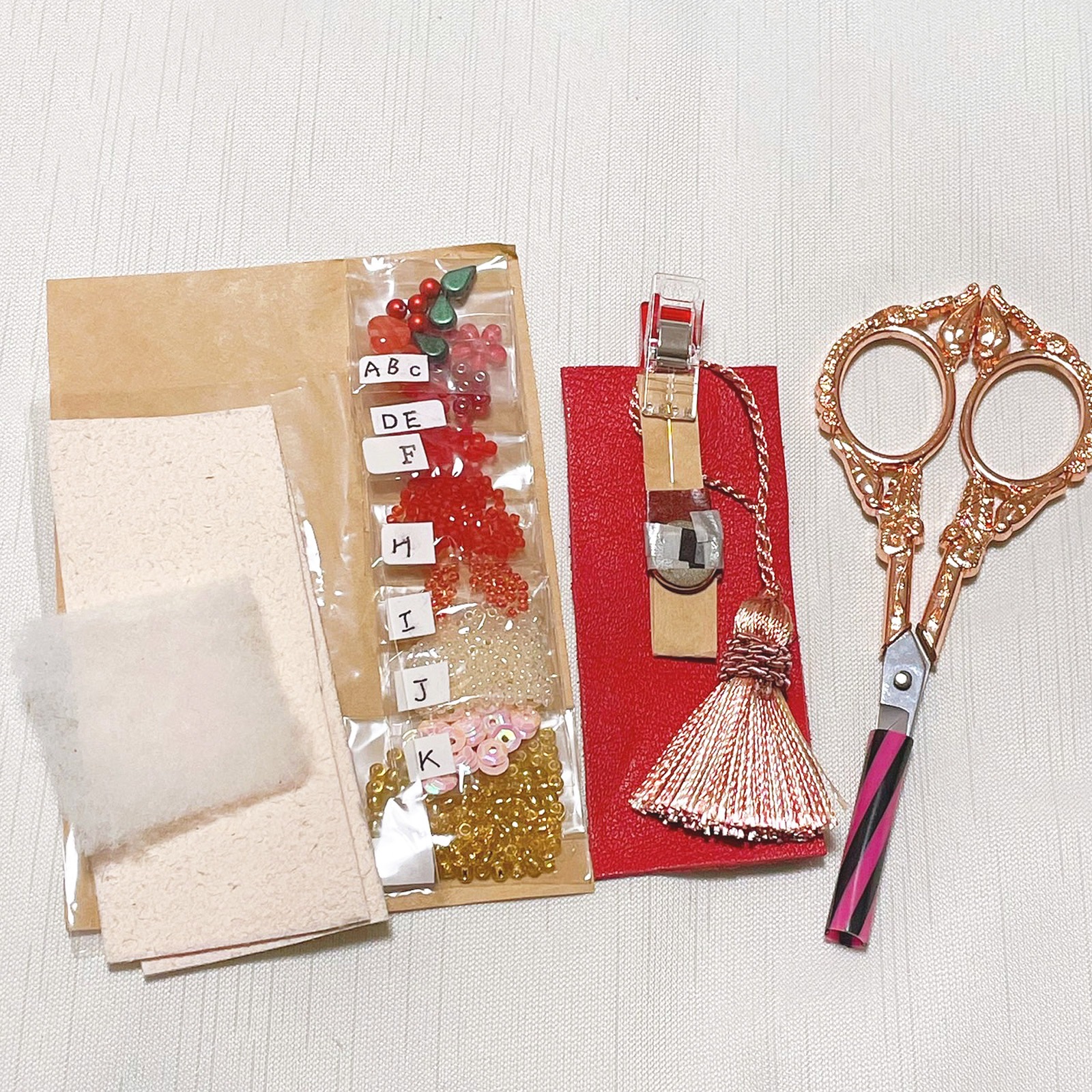 ビーズ刺繍で作るいちごのシザーケース RED（デザインシザー付き）