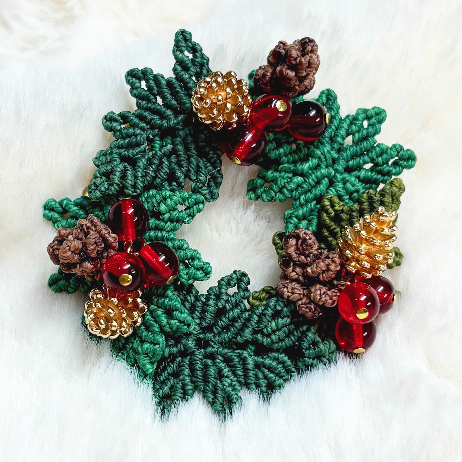 巻き結びで作るクリスマスリースのブローチ